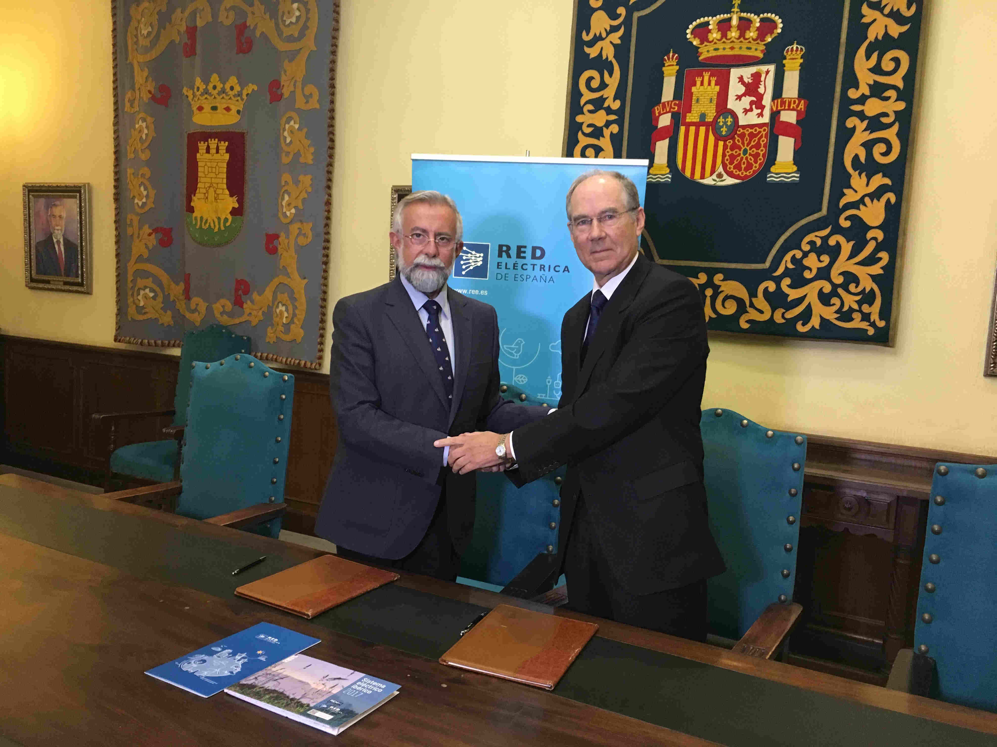 Firma del convenio entre Red Eléctrica y el Ayuntamiento