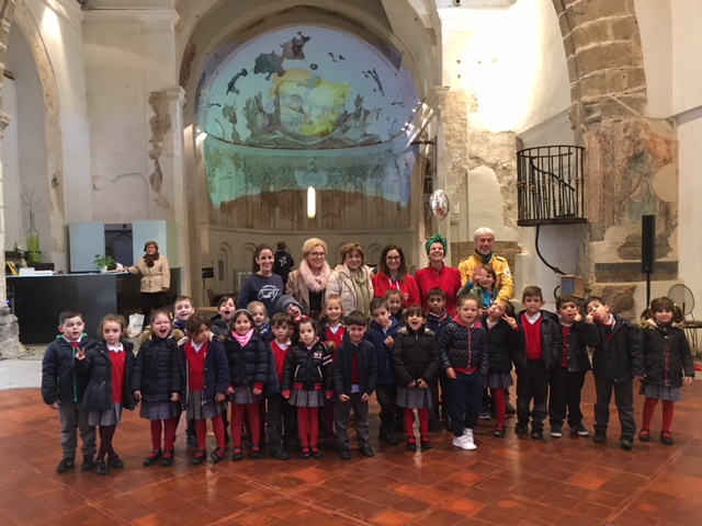 González con alumnos del colegio Fernando de Rojas en la exposición