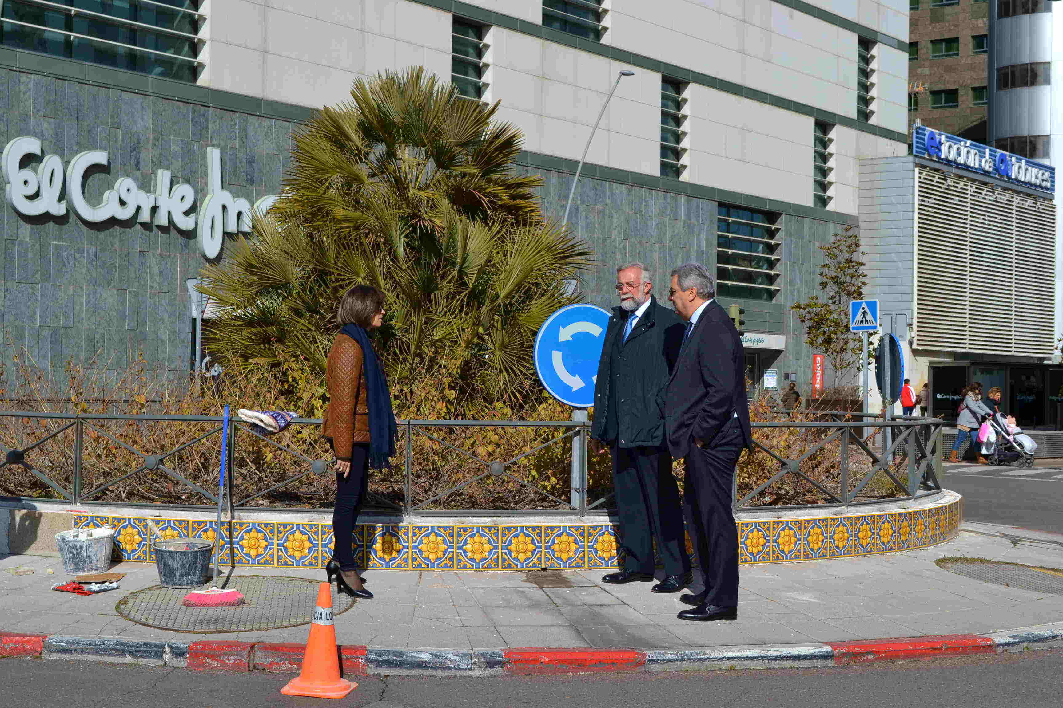 Ramos comprueba los trabajos en la glorieta situada junto a El Corte Inglés