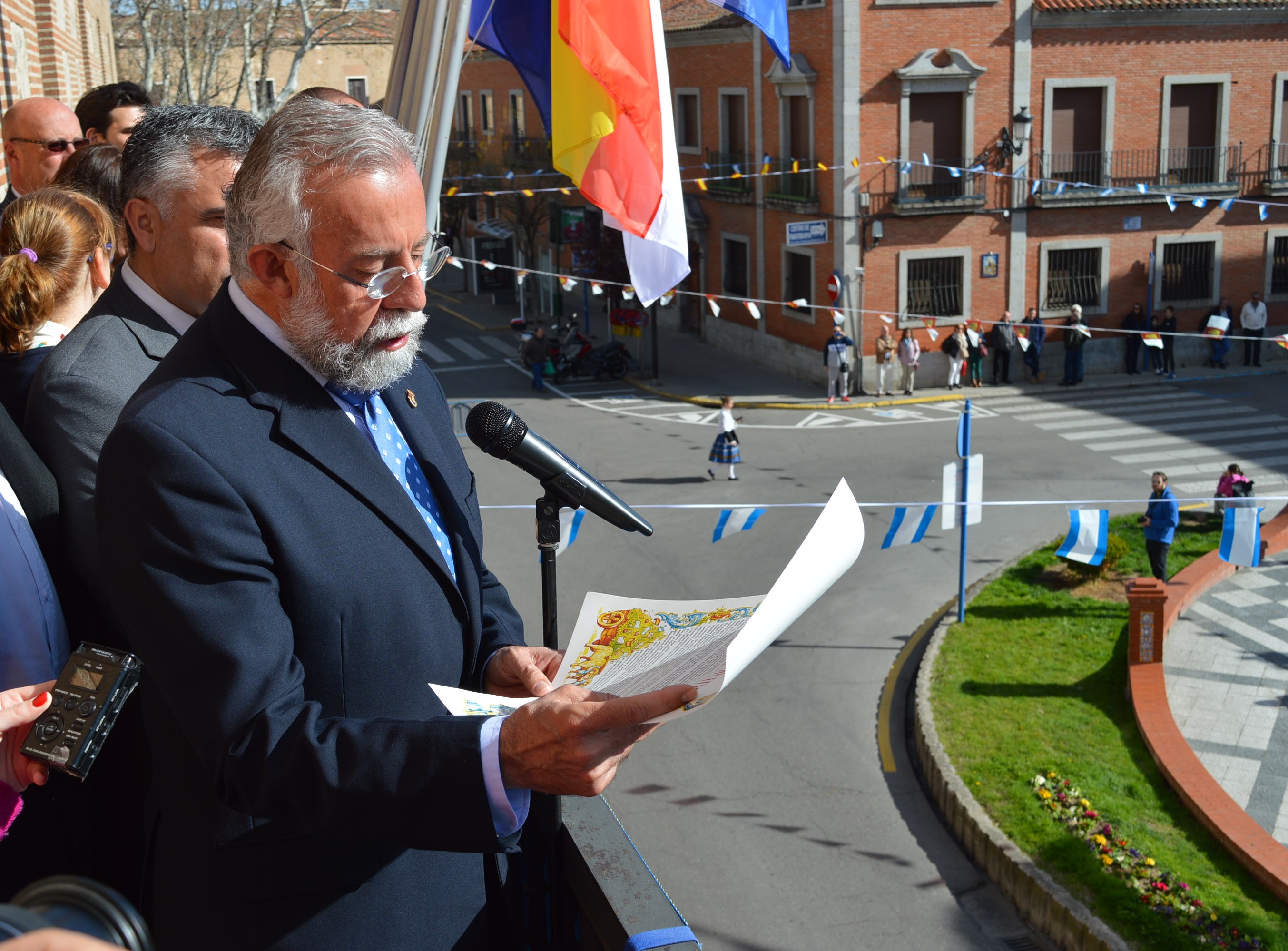El alcalde pronuncia el pregón del Leño Florido desde el balcón del Ayuntamiento