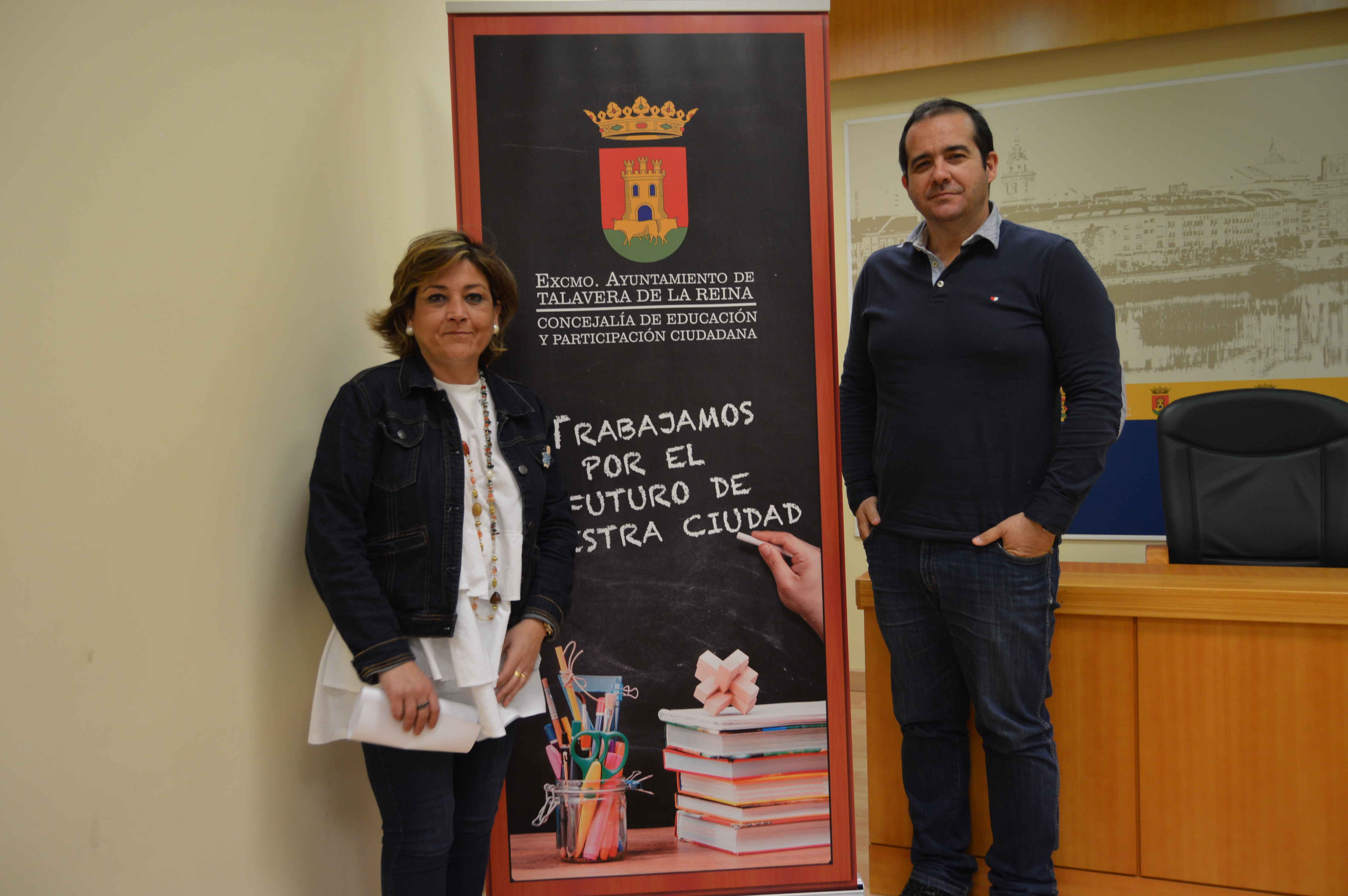 La concejal de Educación y el orientador internacional en la presentación de los talleres