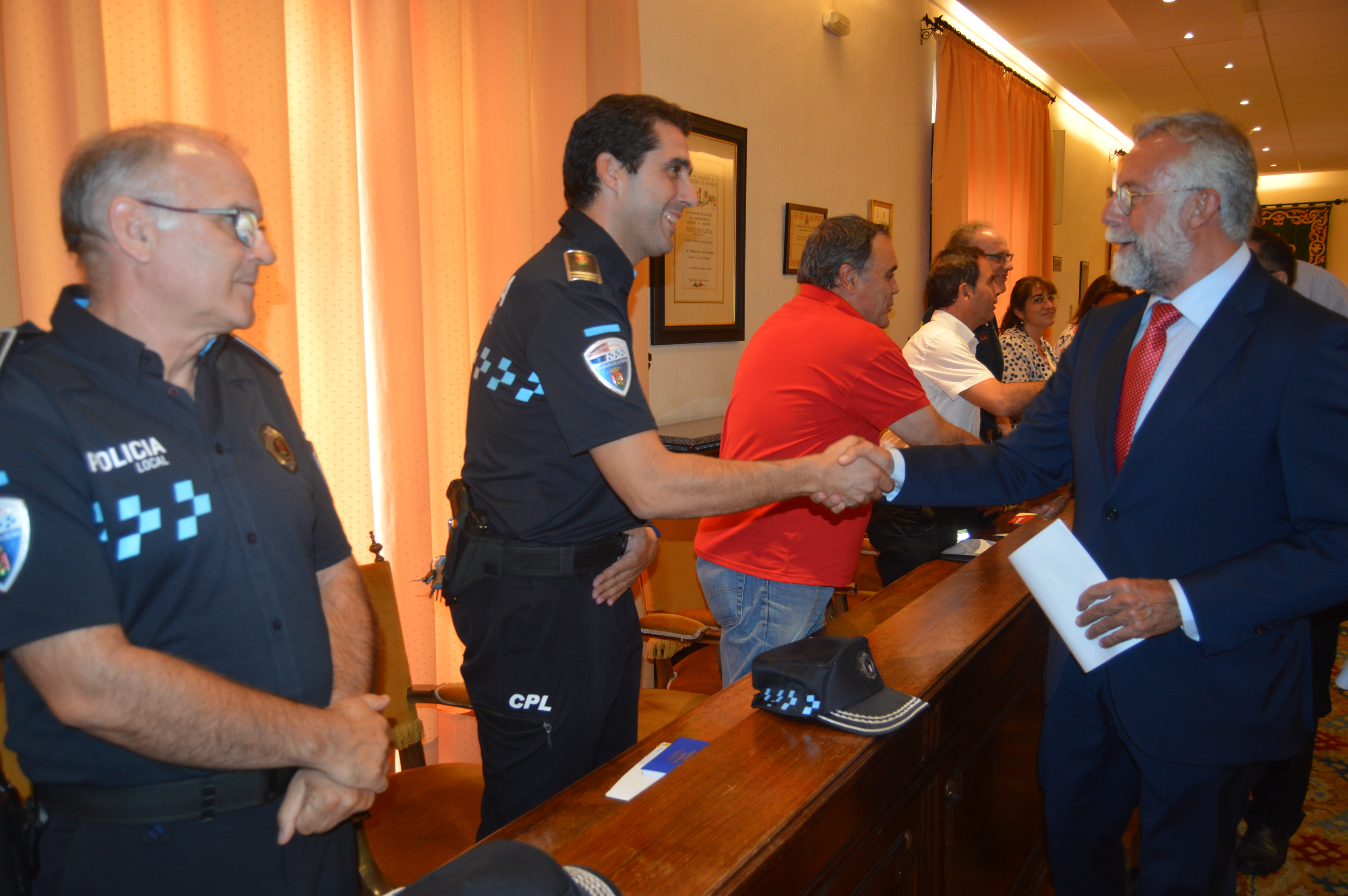 El alcalde saluda a los mandos de los Cuerpos y Fuerzas que han formado la Junta de Seguridad
