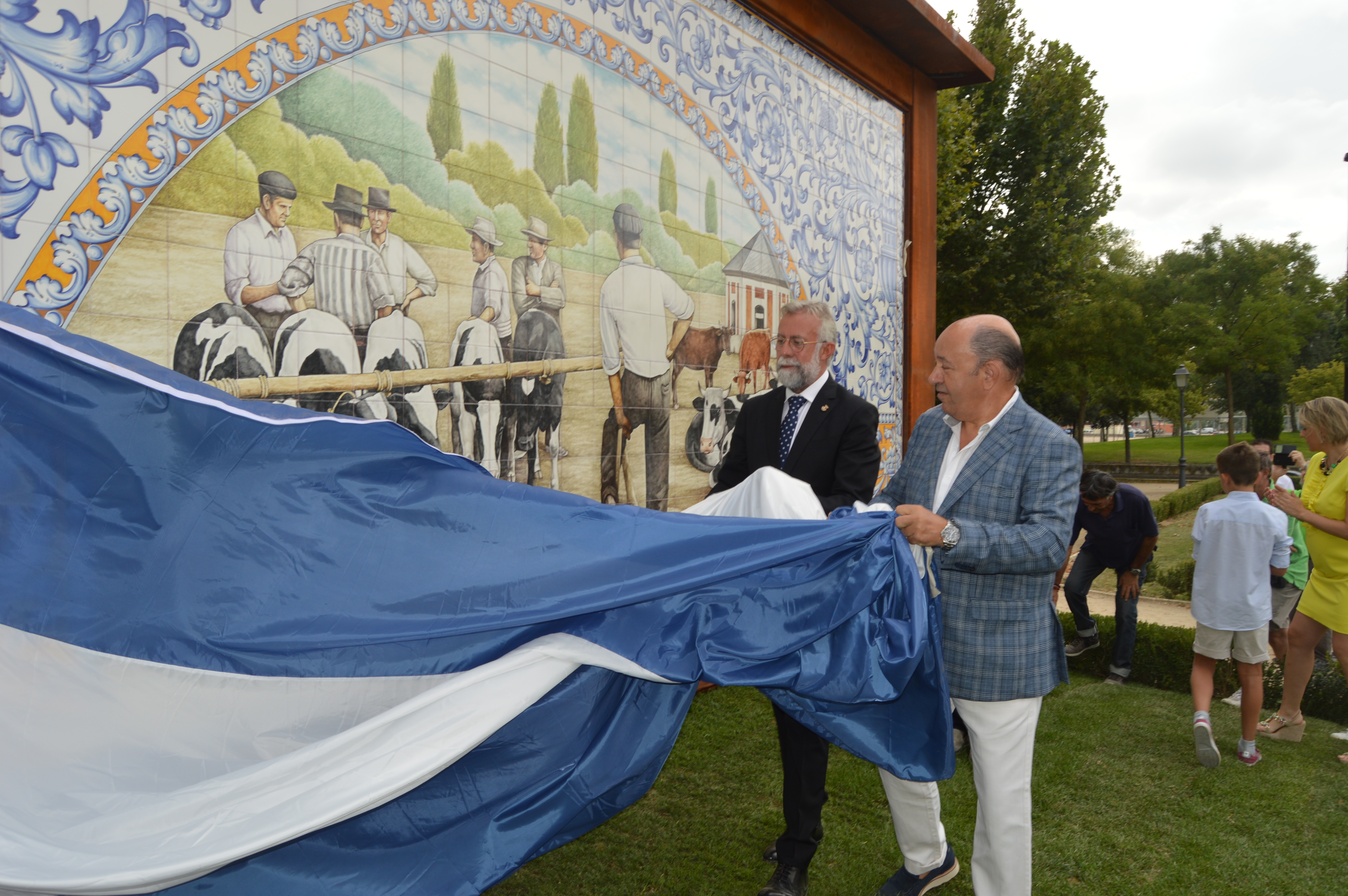 El alcalde, Jaime Ramos, y el empresario talaverano, Alfredo Viedma, durante la inauguración del mural