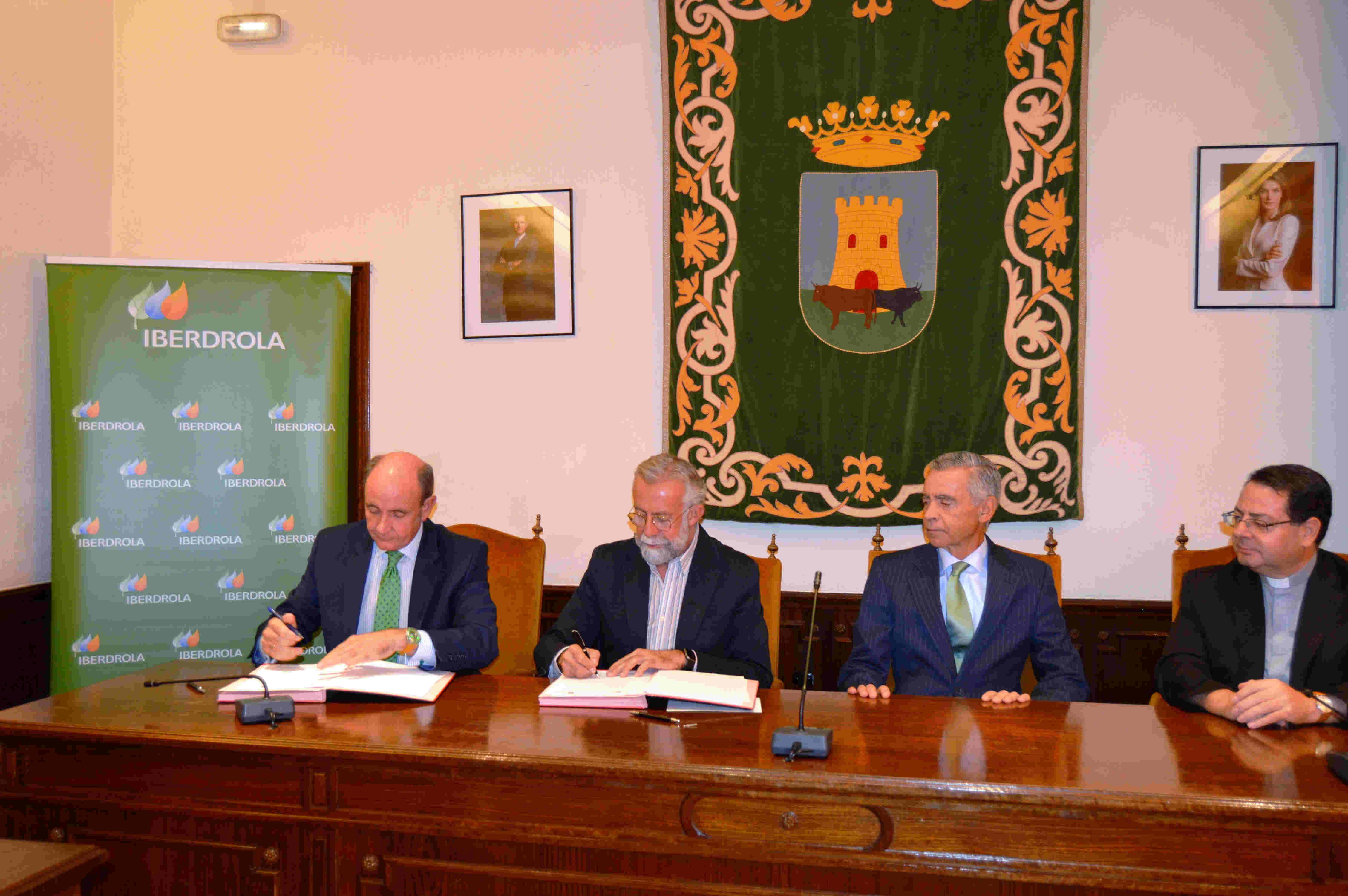 El alcalde, Jaime Ramos en la firma con el director de la Fundación Iberdrola España, Ramón Castresana; el presidente de la Fundación Iberdrola España, Fernando García y el rector de la Basílica de Nuestra Señora del Prado, Felipe García Díaz-Guerra.