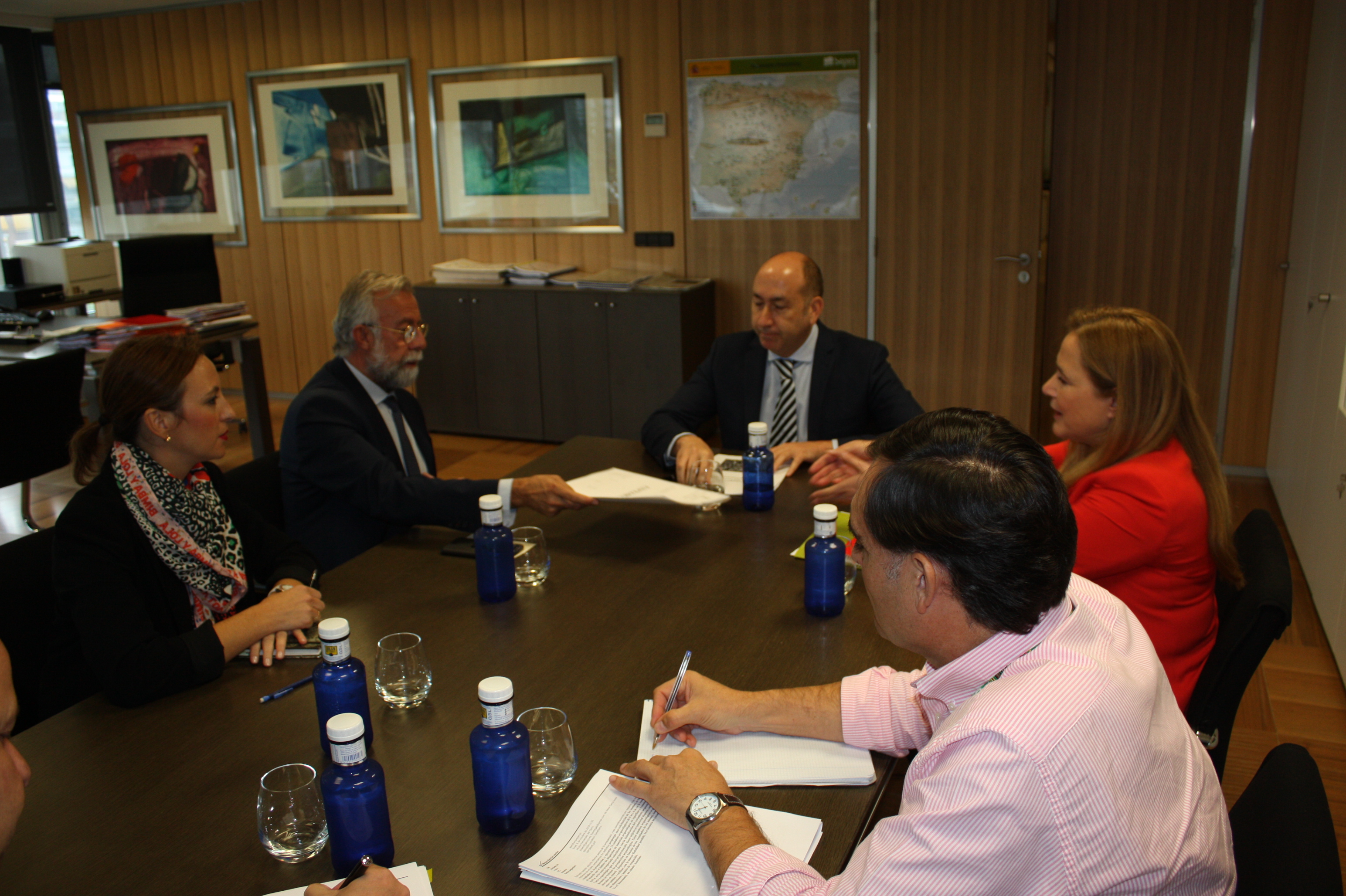 El alcalde y la portavoz municipal durante la reunión con el director general de SEPES