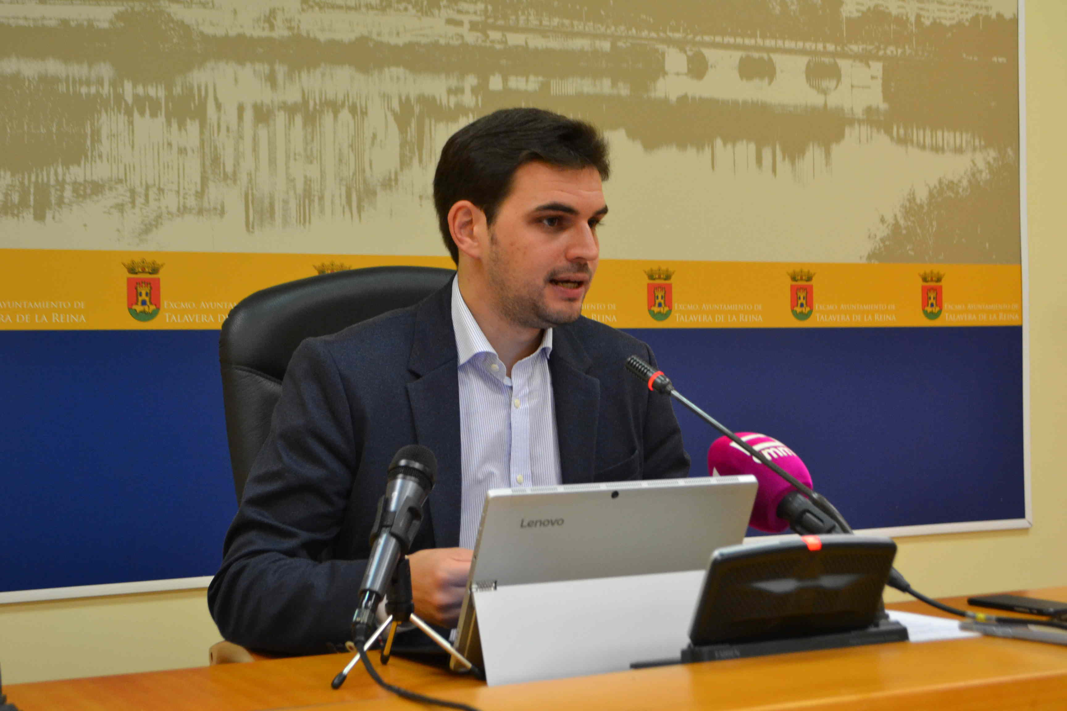 El viceportavoz del equipo de Gobierno, Santiago Serrano, en rueda de prensa