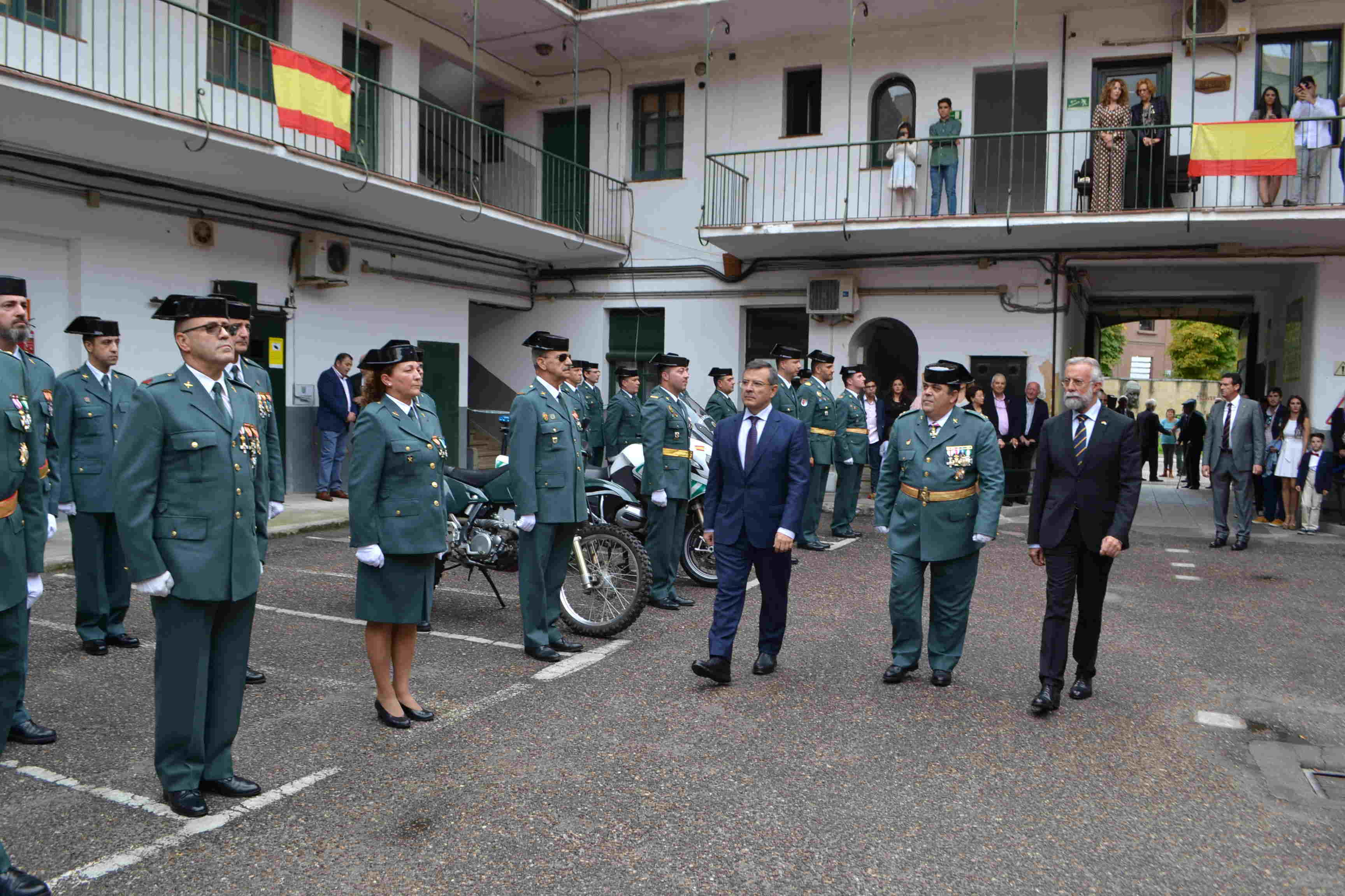 El alcalde, Jaime Ramos, en el acto oficial en el cuartel de la Guardia Civil