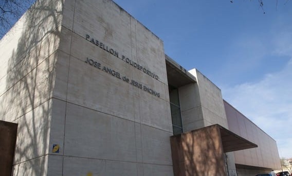 La fachada del polideportivo José Ángel de Jesús donde ya se ha instalado el mural