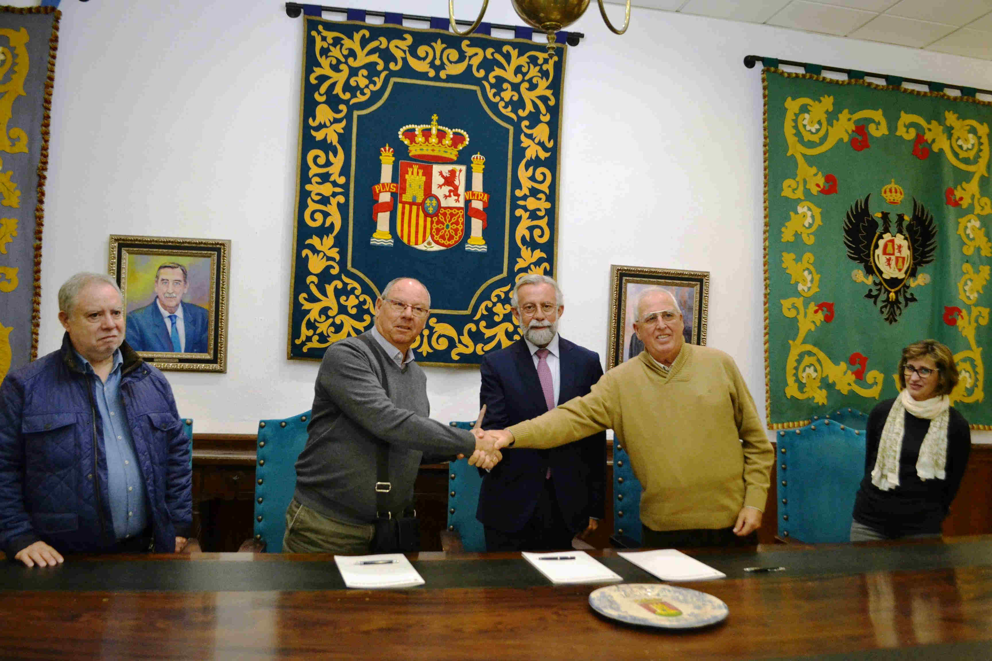 El alcalde, Jaime Ramos, en la firma esta mañana del convenio