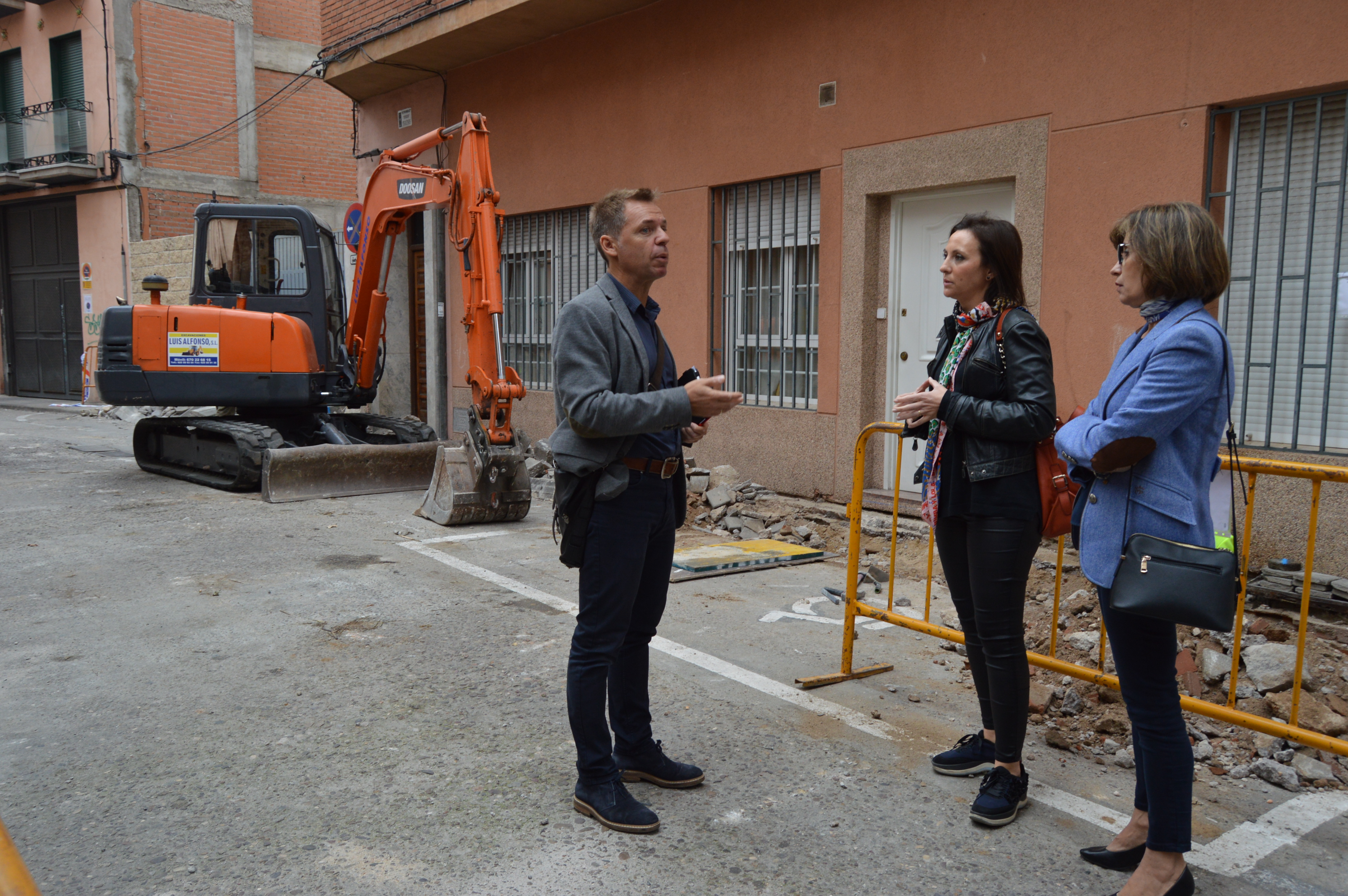 las concejales de Urbanismo y Servicios Generales, María Rodríguez y Lucía Pérez Sedeño, que esta mañana ha supervisado las obras del plan de asfaltado que se están llevando a cabo en diferentes puntos de la ciudad.  En concreto las ediles han visitado las labores de asfaltado y mejora del acerado en la entrada de la calle Barrionuevo y calles adyacentes, que van a ser pavimentadas con adoquines y en formato de plataforma única para mejorar la accesibilidad.  Estas obras se extenderán por las calle Barrio