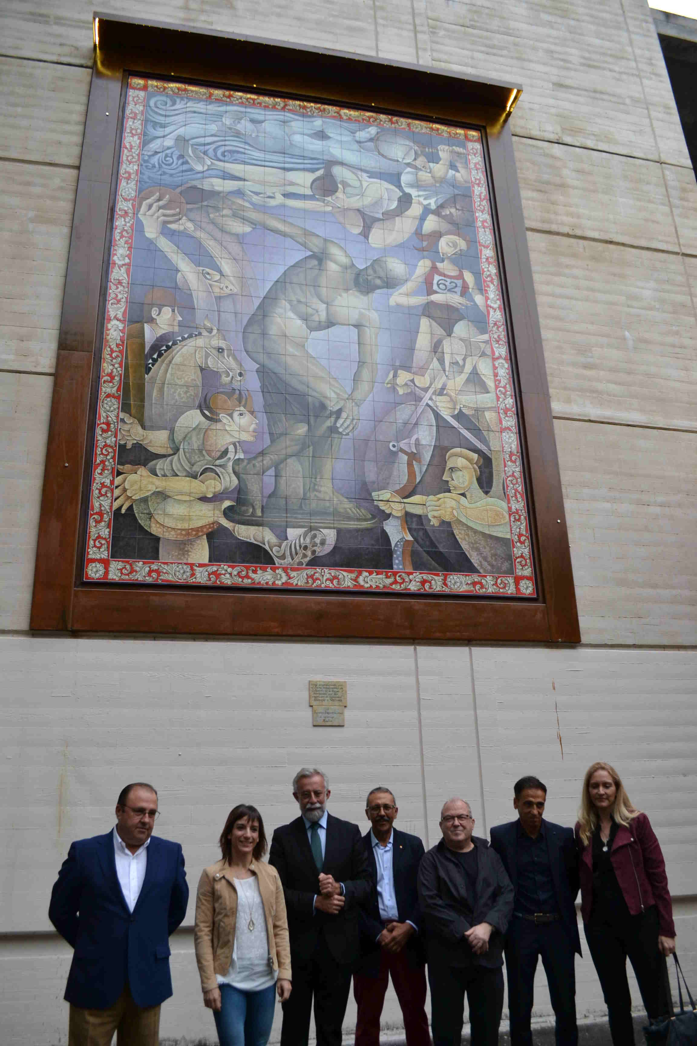 El alcalde en la inauguración del sexto mural cerámico