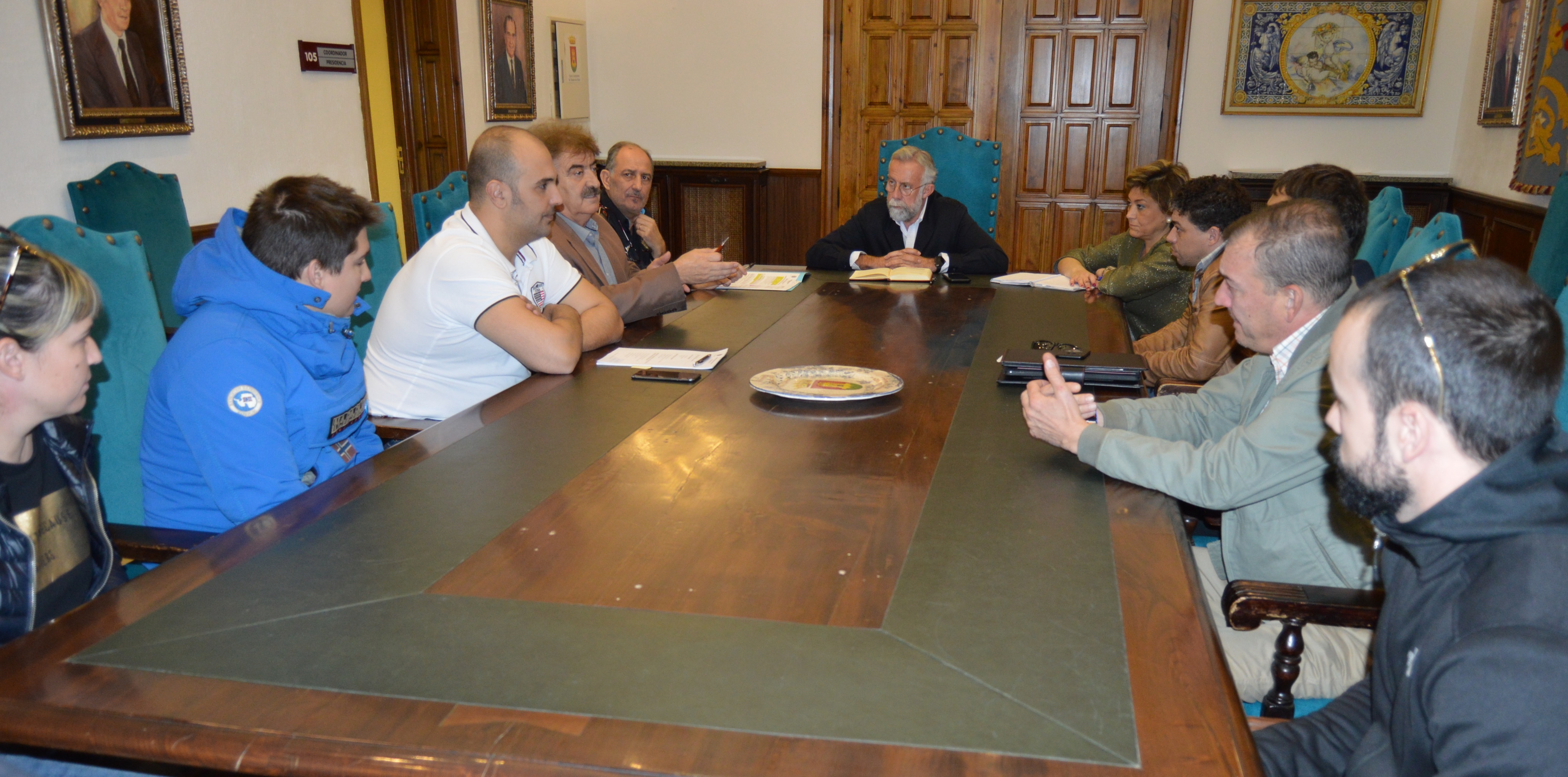 El alcalde se reúne con vecinos y hosteleros para prevenir el botellón en la Covacha