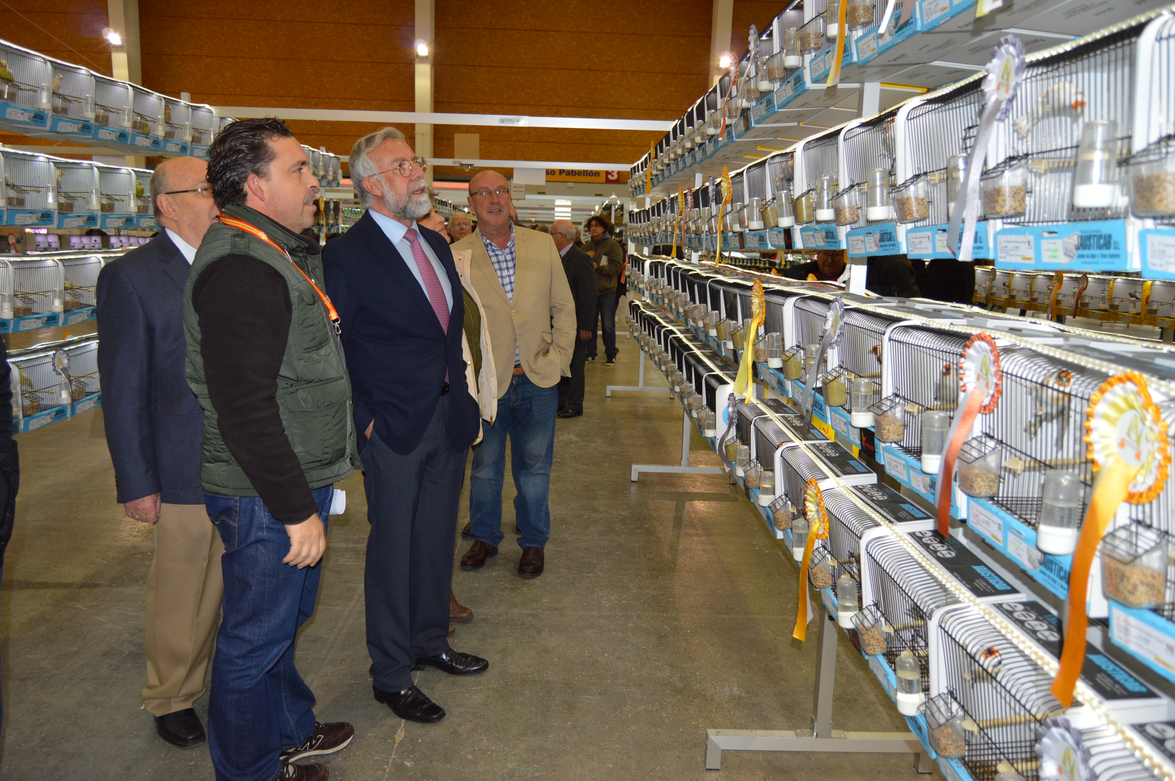El alcalde visita la exposición de las aves ue participan en este campeonato