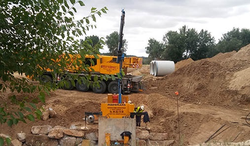 Las obras de instalación de grandes tuberias de canalización del arroyo Las Parras