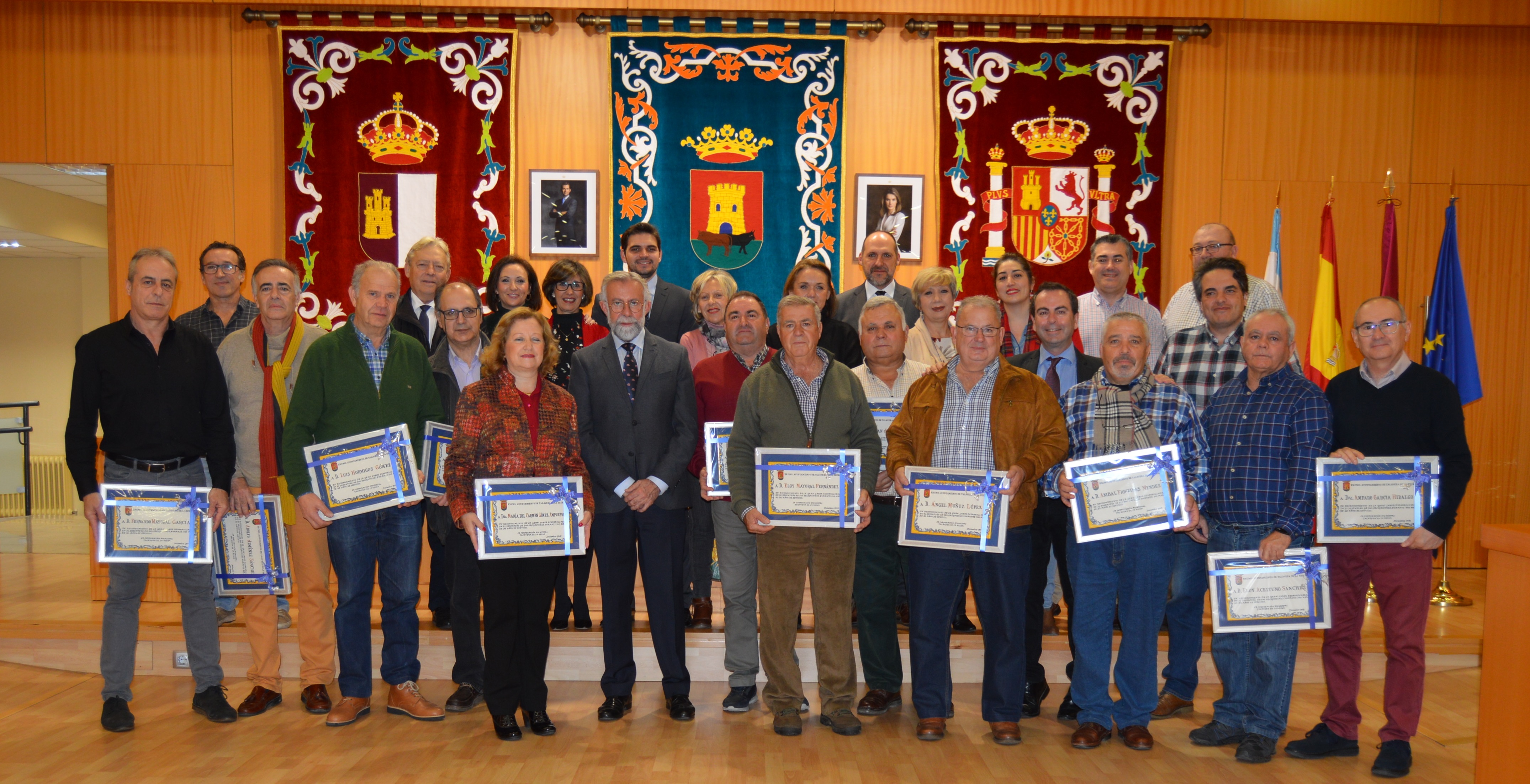 La Corporación municipal homenajea a los funcionarios jubilados
