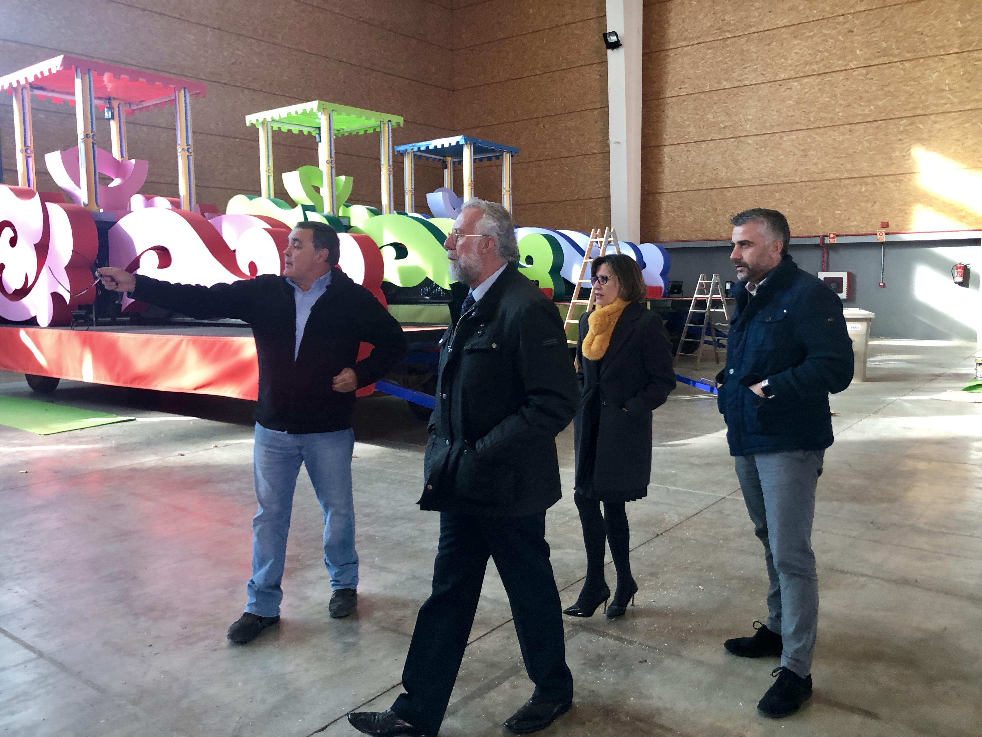 El alcalde, Jaime Ramos, que junto con el concejal de Festejos, José Luis Muelas, y la edil de Servicios Generales, Lucía Pérez han visitado hoy a los trabajadores municipales que elaboran las carrozas que saldrán en la próxima Cabalgata de Reyes.
