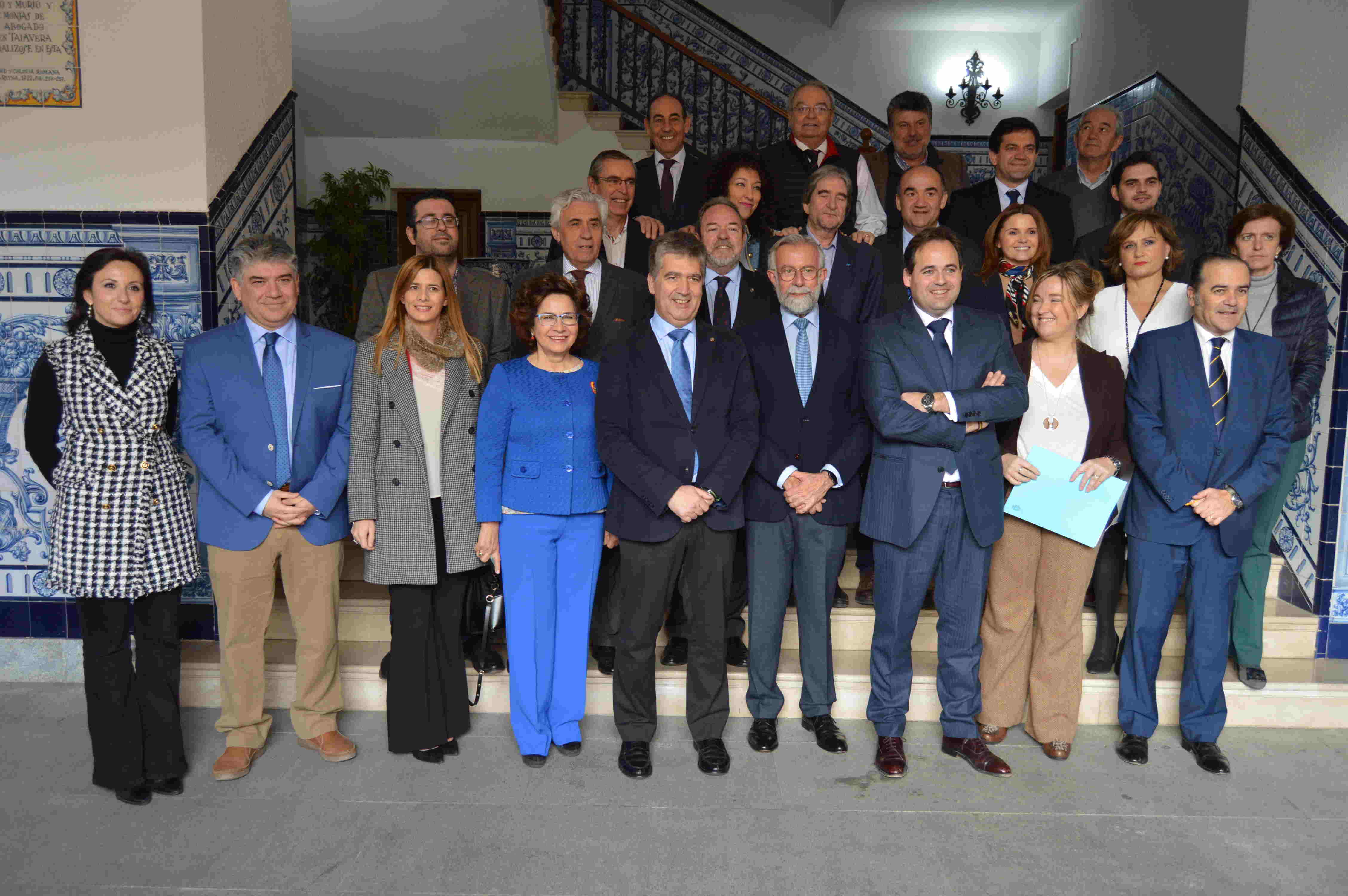 El alcalde, Jaime Ramos, el portavoz del Grupo Parlamentario Popular en el Senado, José Ignacio Cosidó, y el presidente del PP de Castilla-La Mancha, Francisco Núñez, junto con los senadores que han constituido el Grupo Territorial del PP de Castilla-La Mancha.