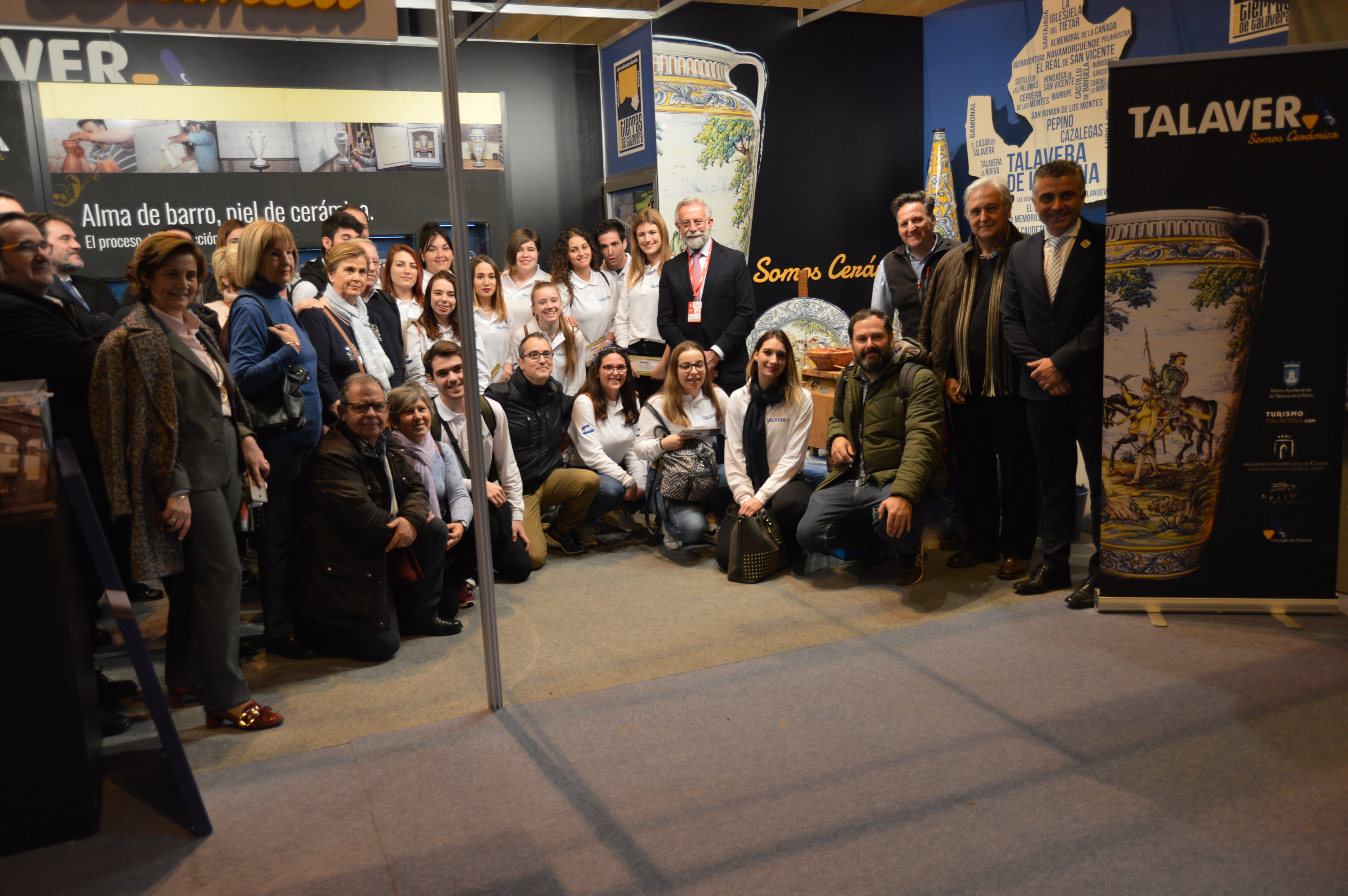 El alcalde y el concejal de Turismo junto al público que ha visitado el stand de Talaver en FITUR