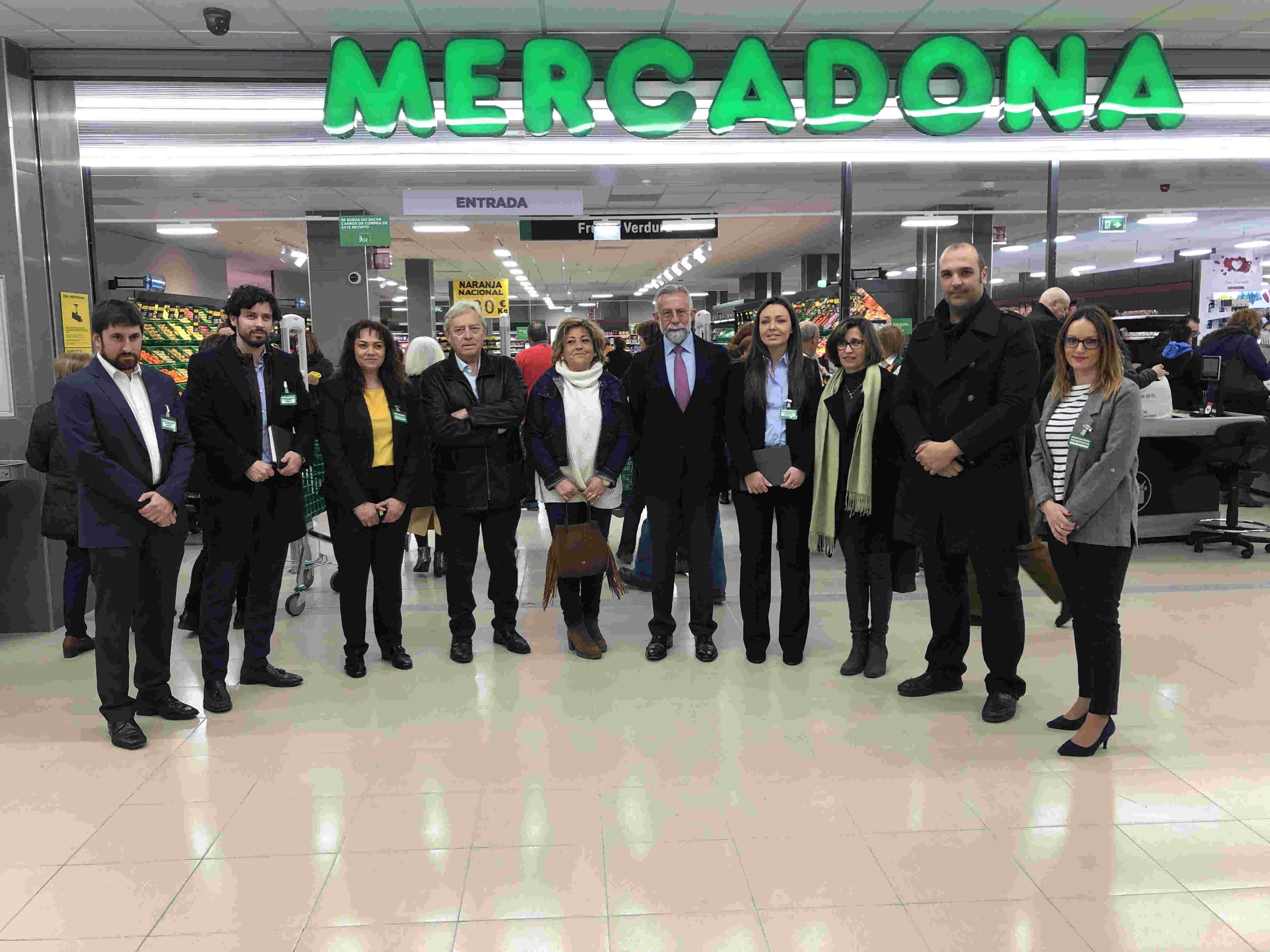 El alcalde, Jaime Ramos, en la reapertura del supermercado Mercadona en la avenida de la Constitución.