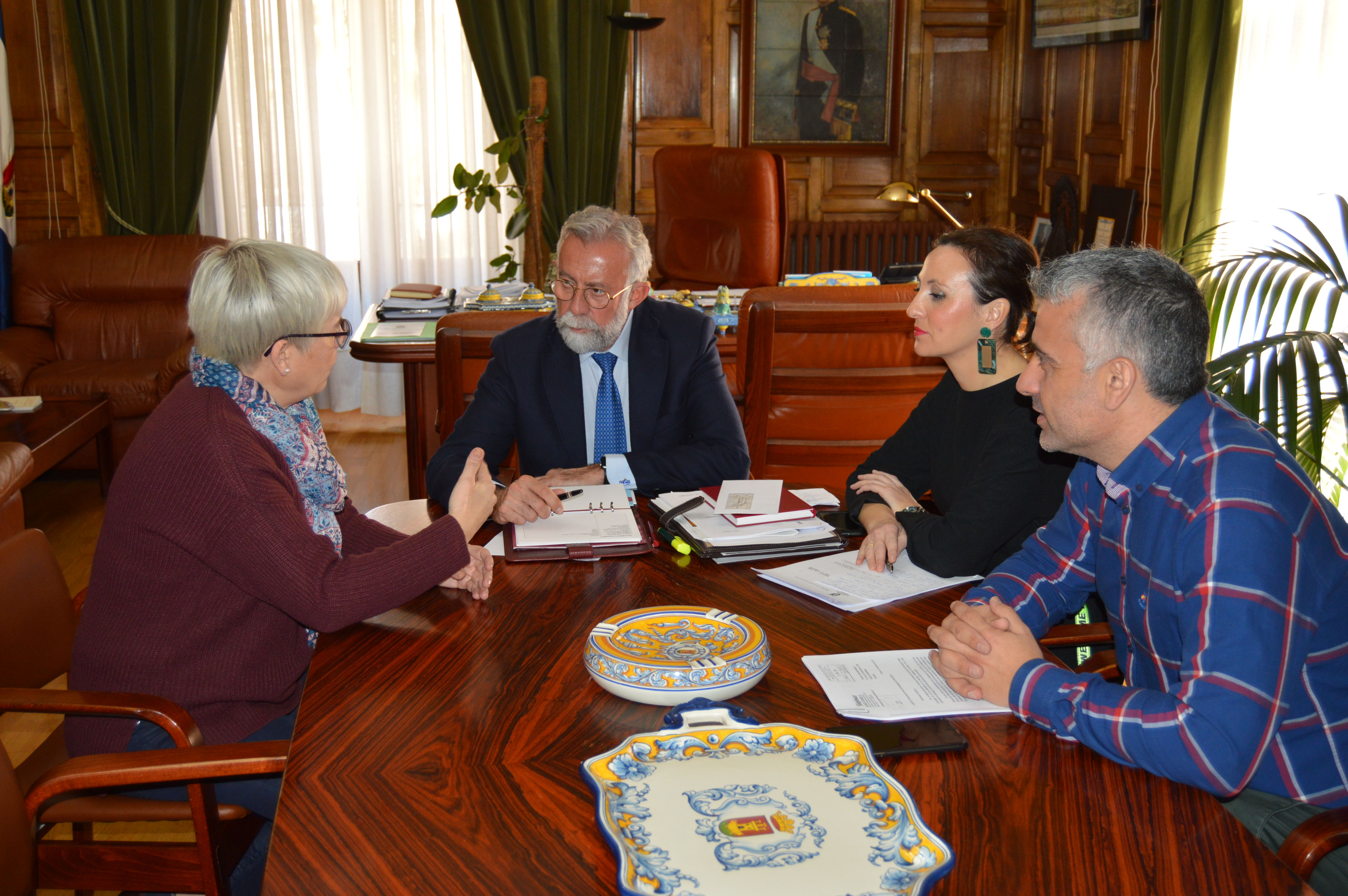 El alcalde de Talavera de la Reina se ha reunido esta mañana con la coordinadora de Creación de Red de Telefónica en CLM