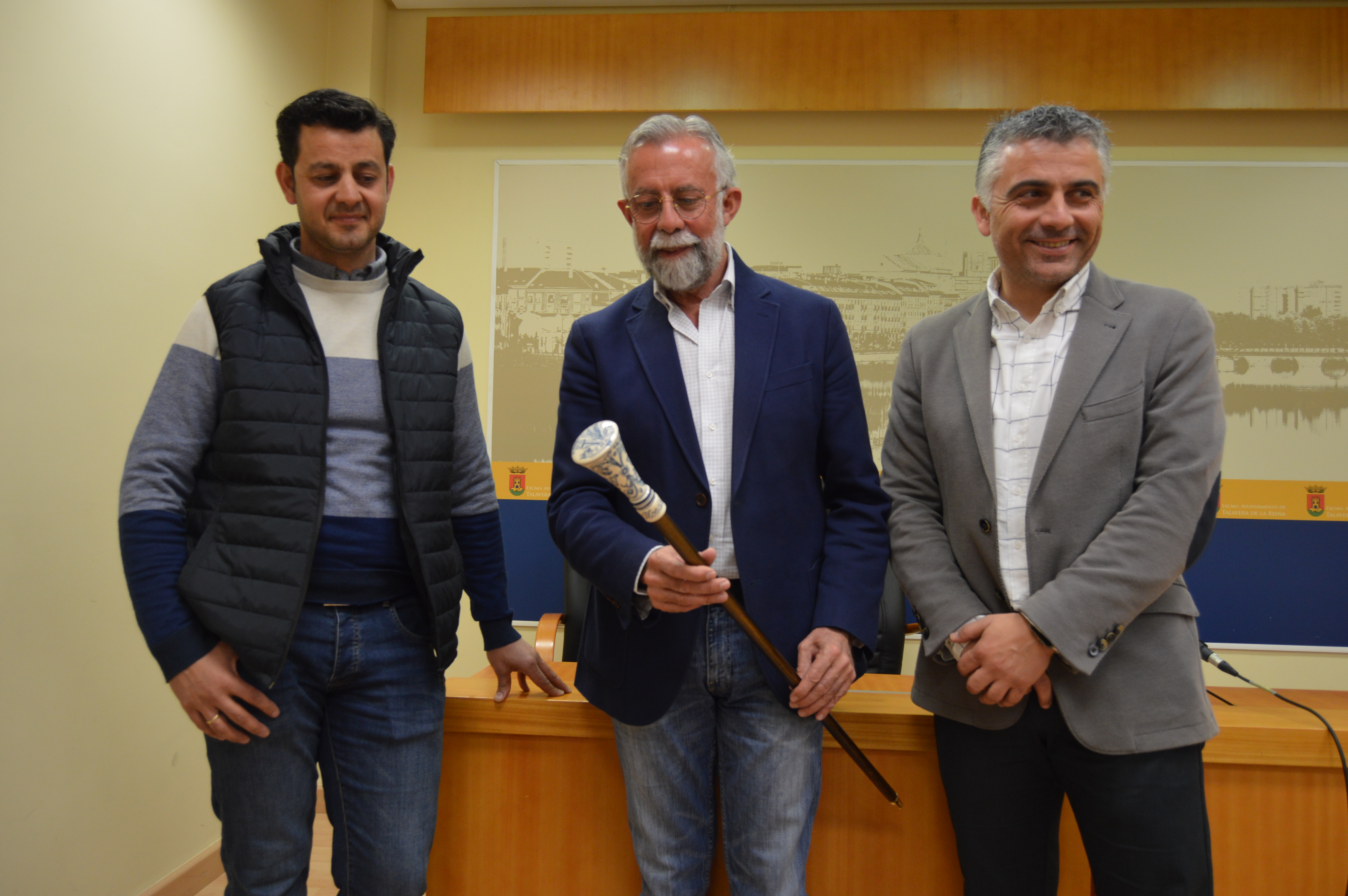 El alcalde, junto al concejal de Turismo y Artesanía y el ceramista ganador de certamen municipal