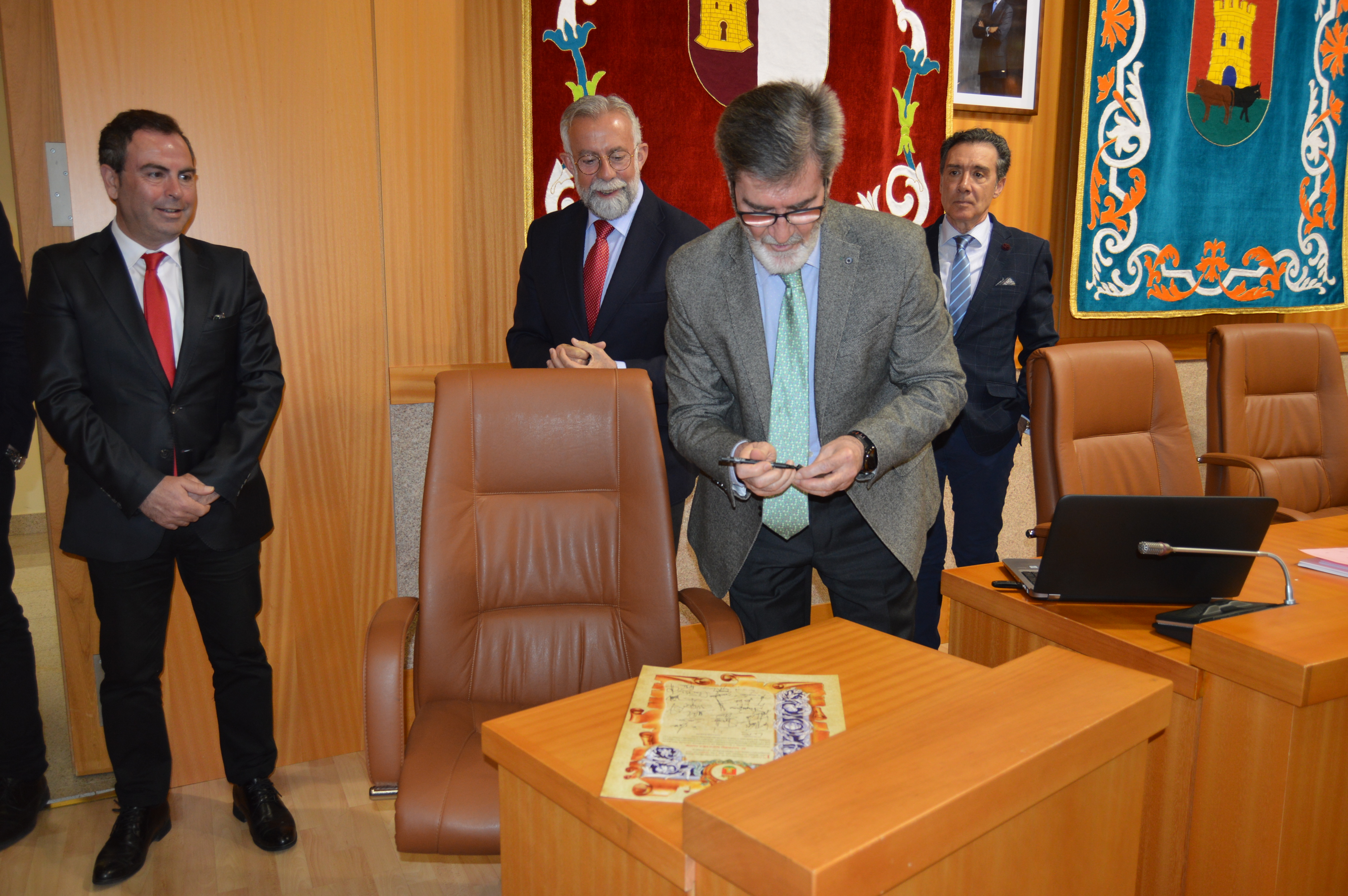 El secretario del Ayuntamiento firma el reconocimiento a Sandra Sánchez tras la rúbrica de los concejales de la Corporación
