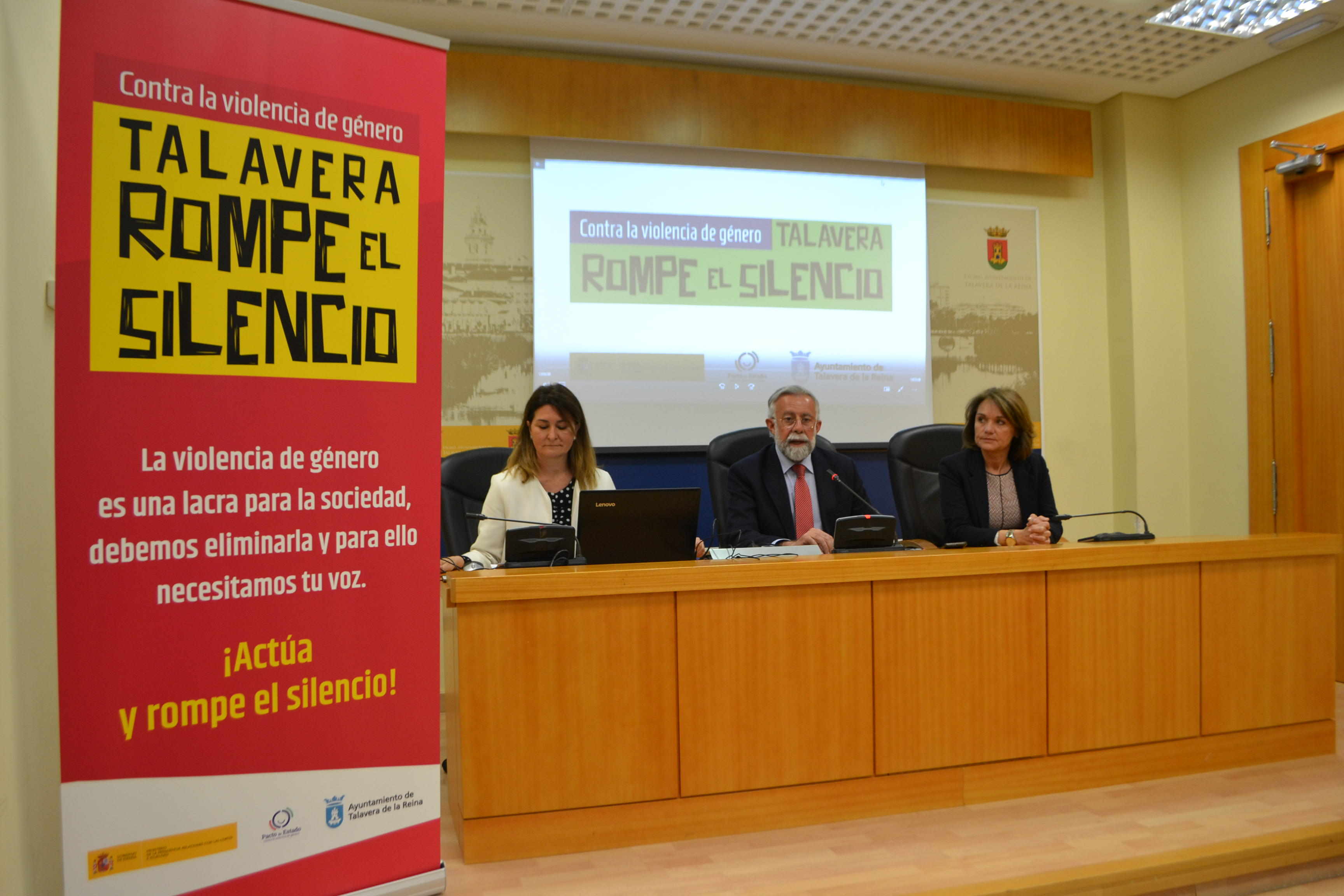 El alcalde, Jaime Ramos, en rueda de prensa para presentar la campaña de sensibilización contra la violencia de género ‘Talavera rompe el silencio'