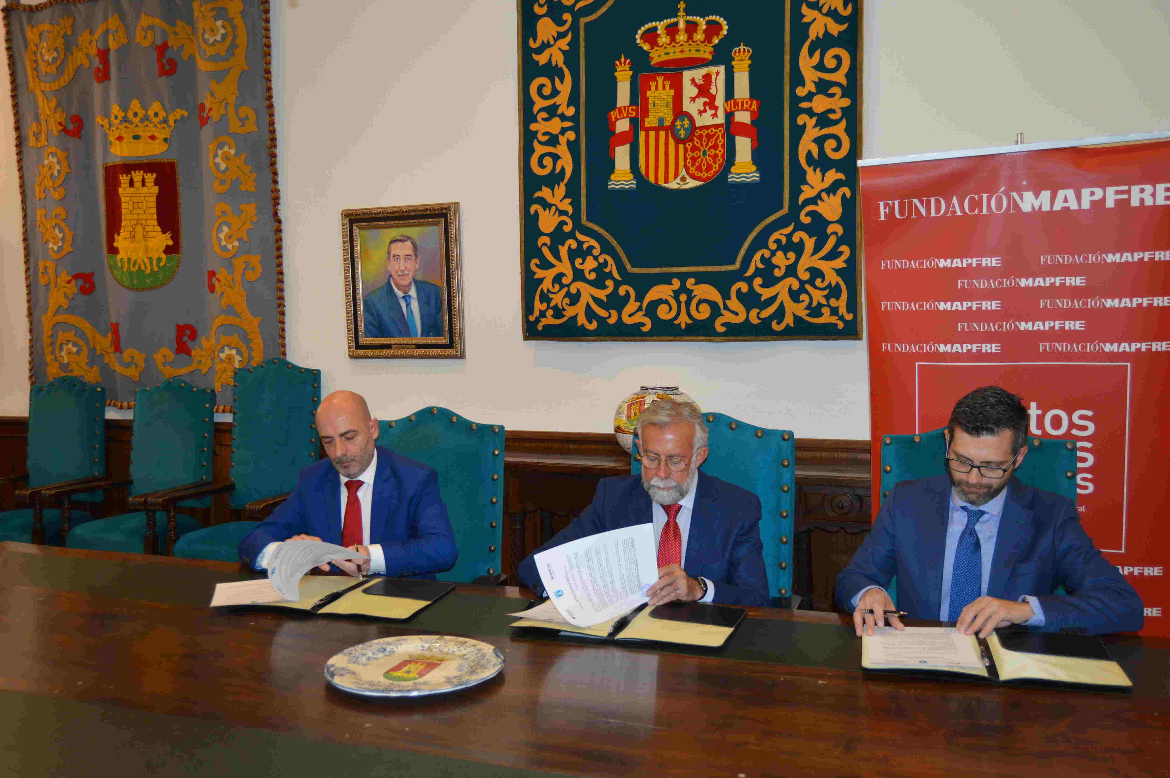 alcalde, Jaime Ramos, que esta mañana ha firmado el convenio de colaboración ‘Juntos somos capaces’,  enmarcado en el programa de integración laboral de personas con discapacidad intelectual de Fundación MAPFRE. La firma la ha rubricado con Mario Olmedo, representante de Fundación MAPFRE en la zona y con Daniel Collado, gerente de la entidad Plena Inclusión Castilla-La Mancha.