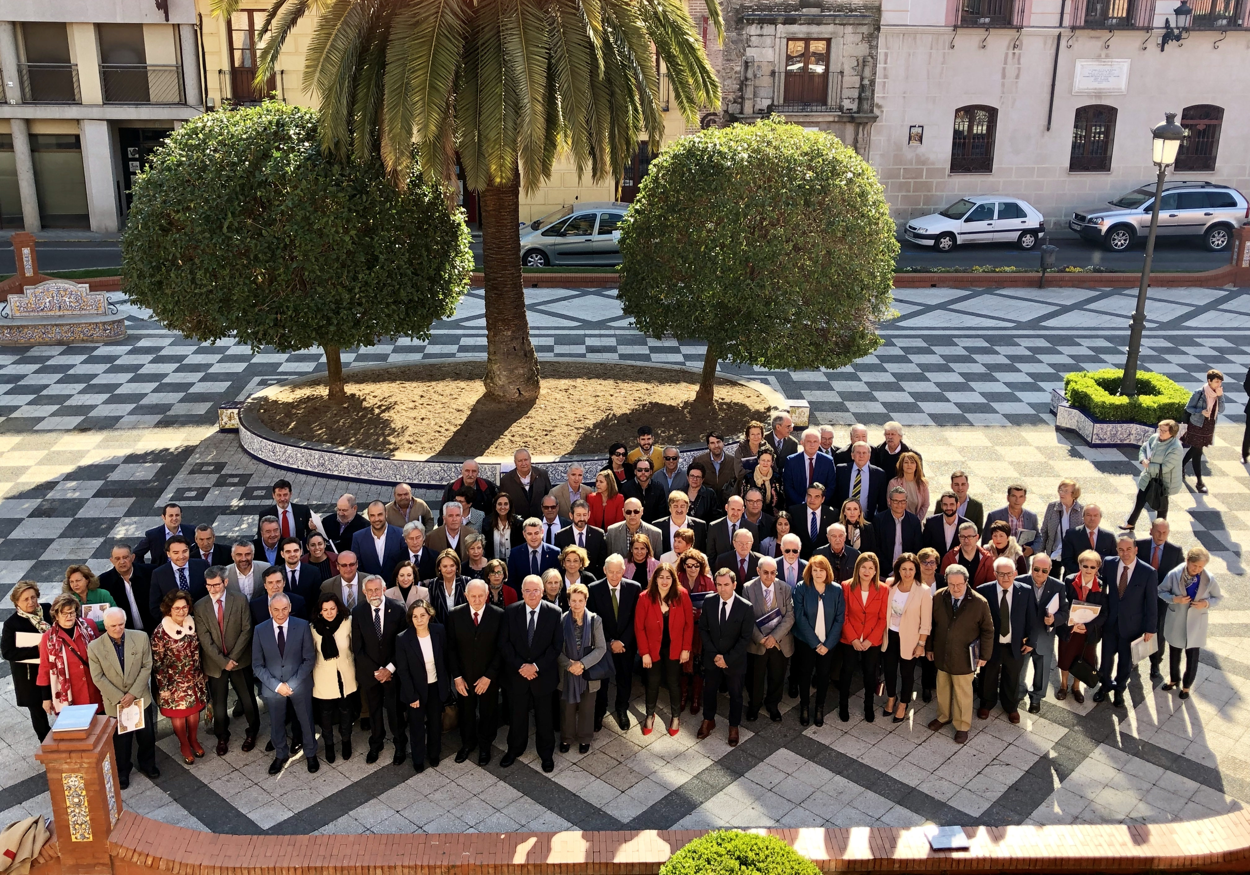 El alcalde, jaime Ramos, con regidores y concejales que han pasado por el Ayuntamiento en estos 40 años.