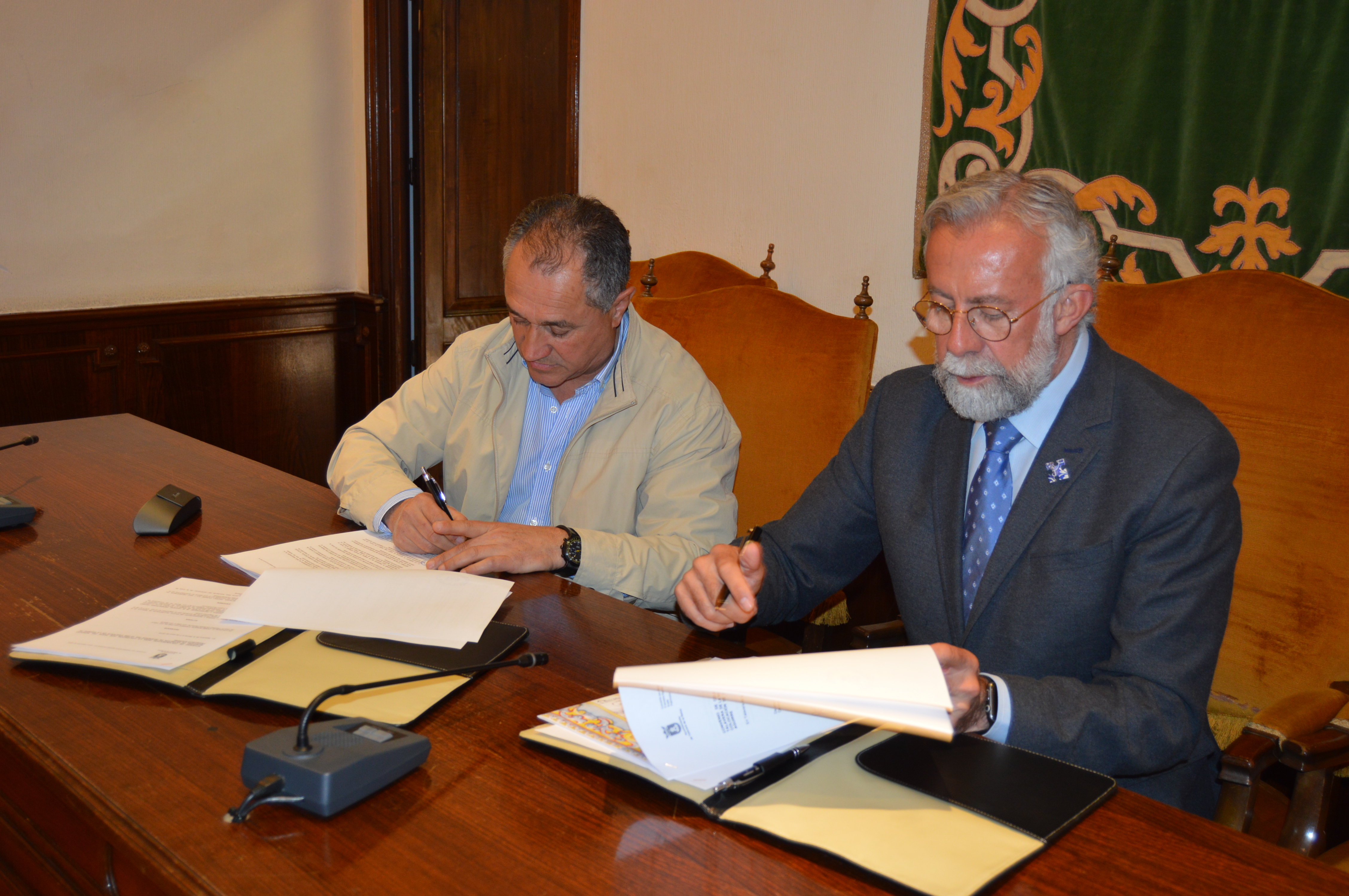 El alcalde y el empresario talaverano rubrican el convenio de colaboración