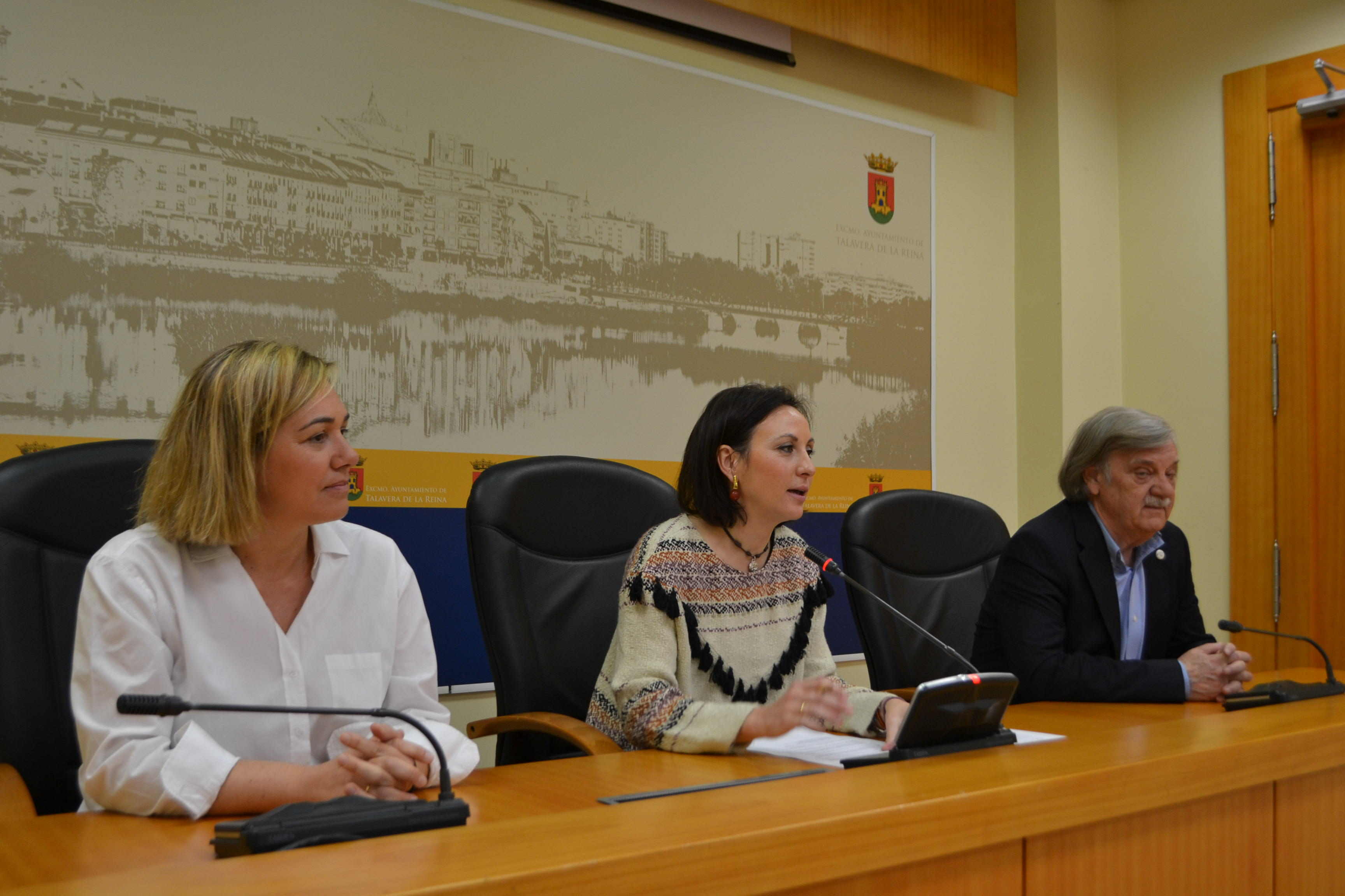 La concejal de Urbanismo, María Rodríguez, el presidente de la Asociación de Vecinos ‘San Jerónimo’, José Luis Prado, y la técnico de Urbanismo, Cristina Sánchez