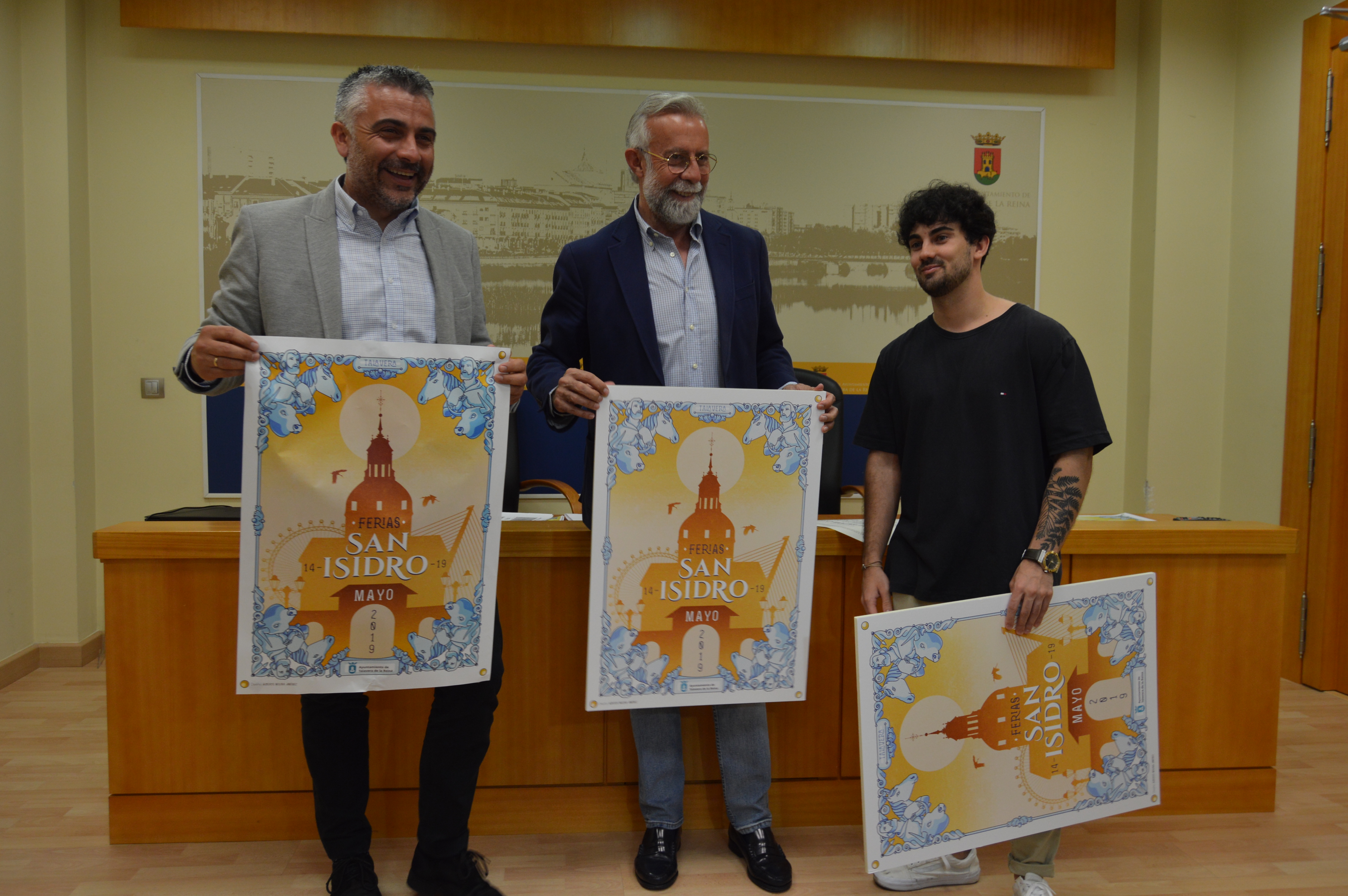 El alcalde junto con el concejal de Festejos y el diseñador del cartel anunciador de las Ferias de San Isidro