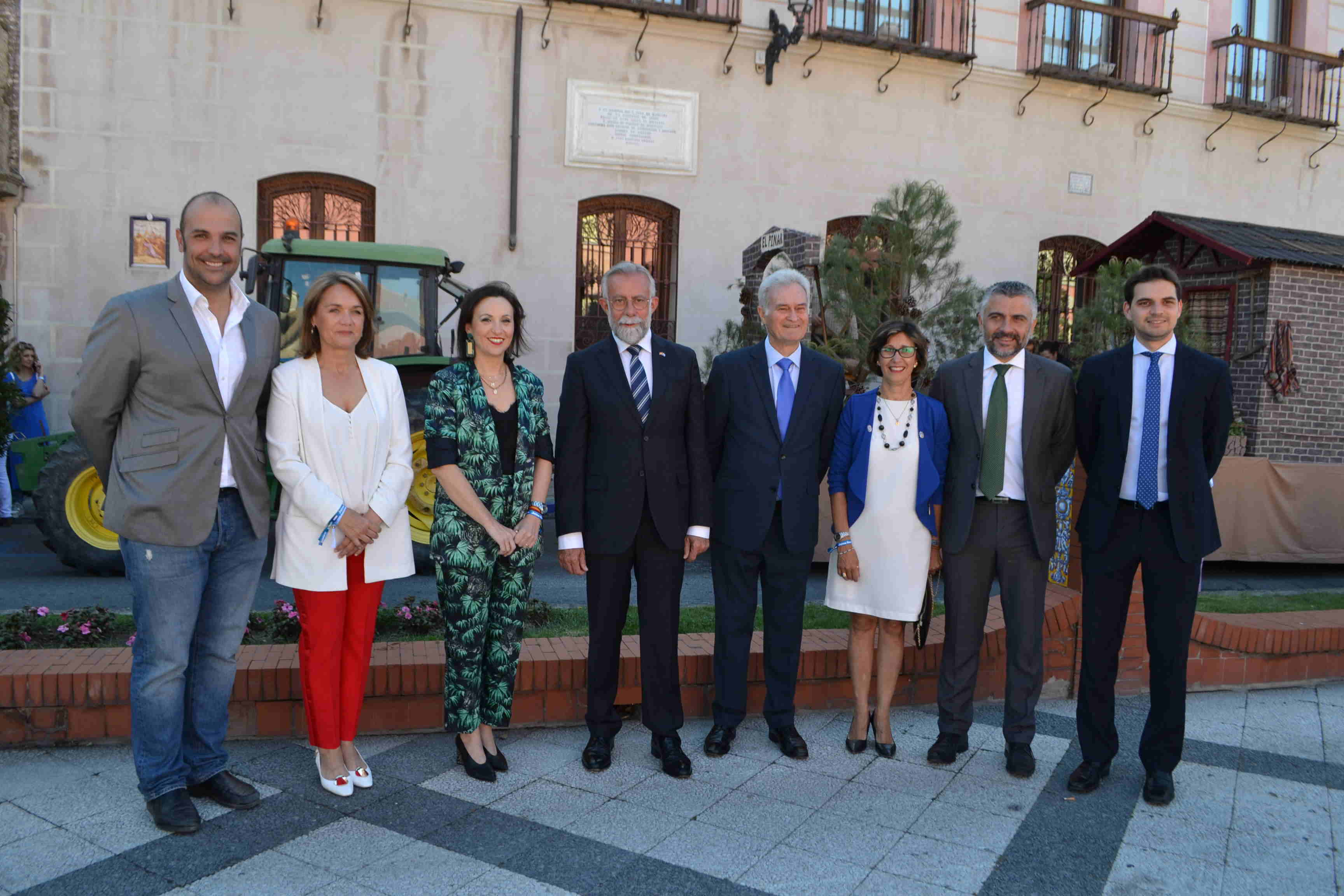 El alcalde, Jaime Ramos, con el presidente de la Hermandad de San Isidro, Enrique Núñez.