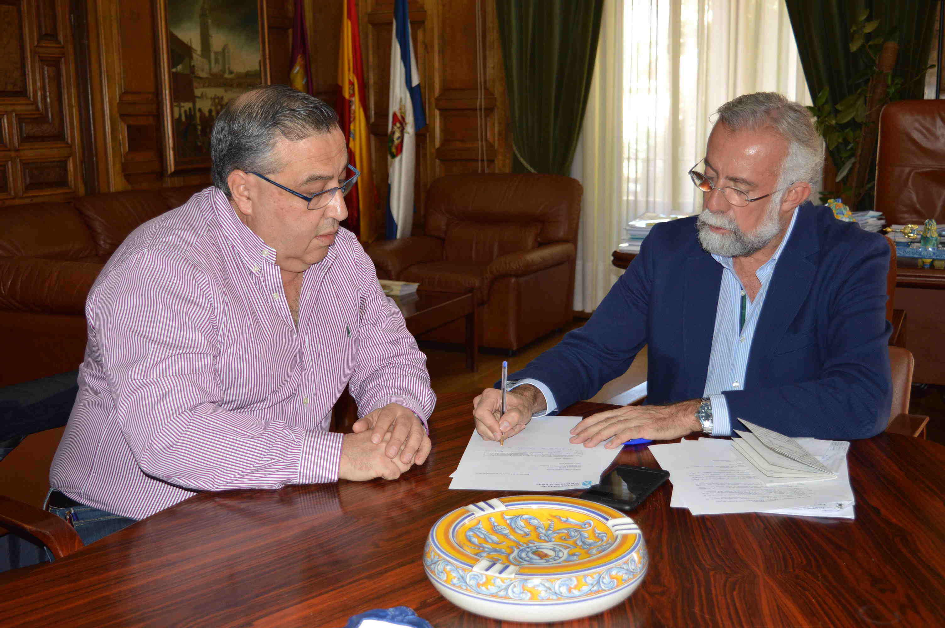Ramos con el representante de la Universidad de Nuevas Tecnologías Fray Hernando de Talavera