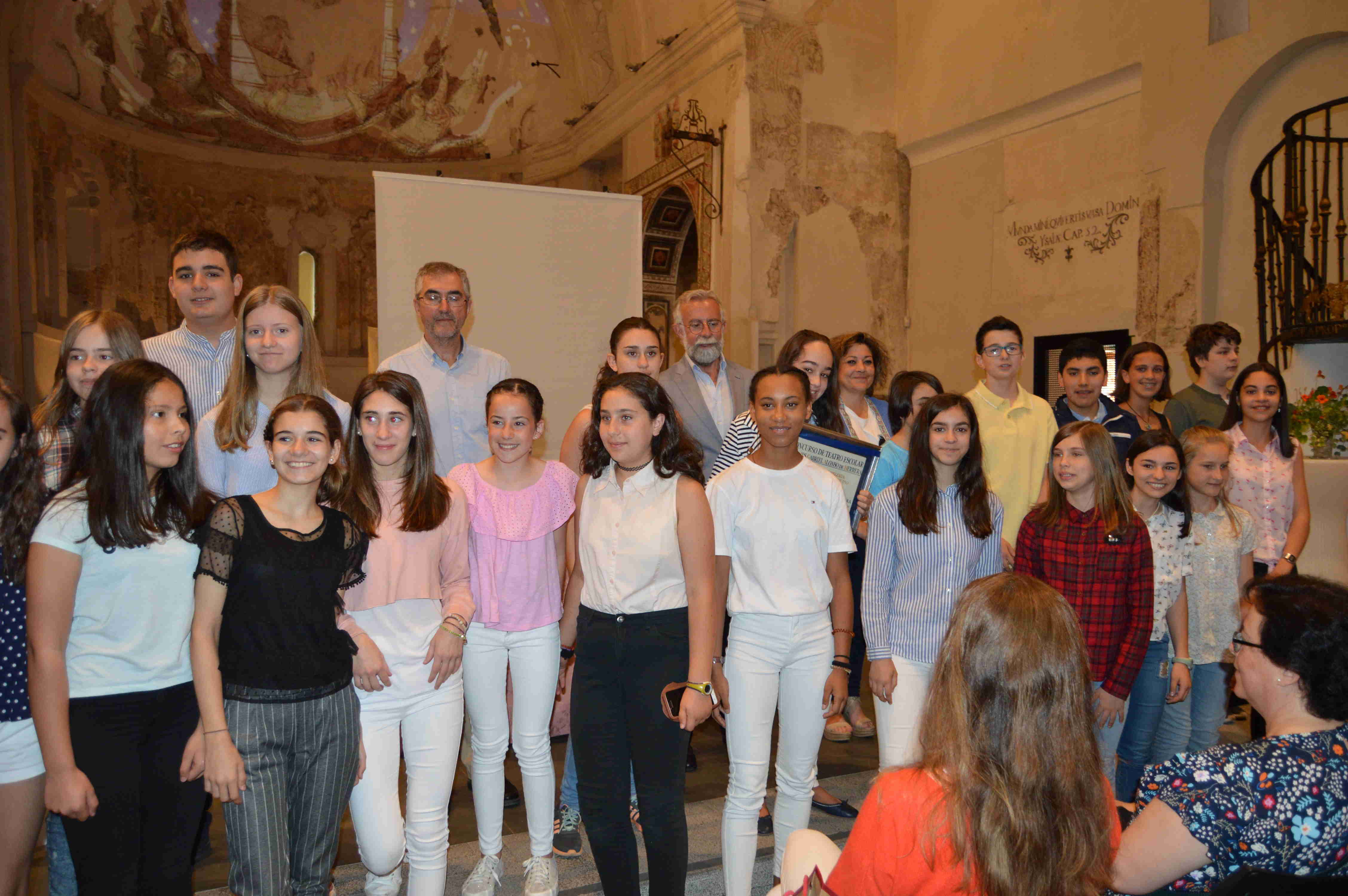 El alcalde entrega los premios del II Certamen de Teatro Escolar ...